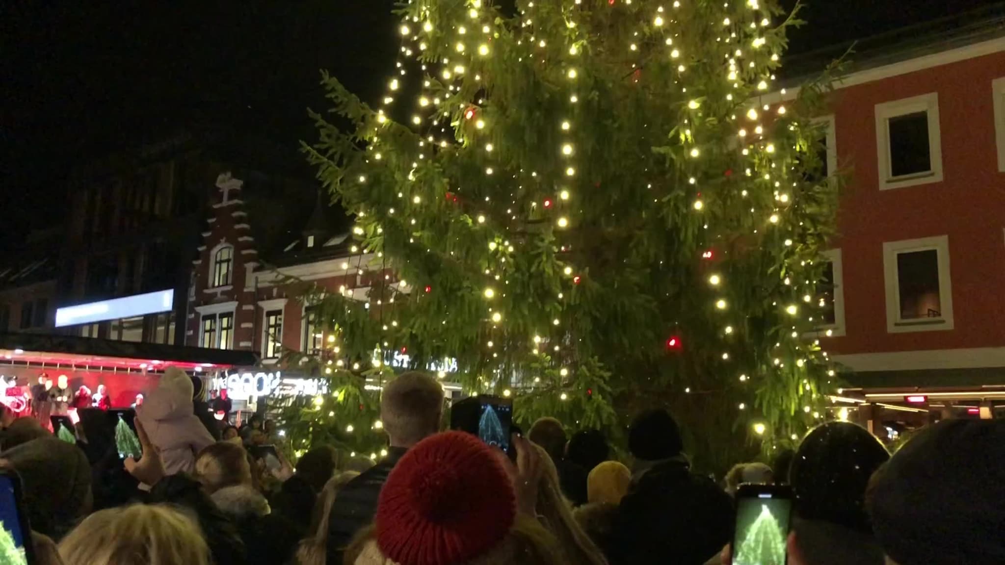 Her går de rundt juletreet på Torvet