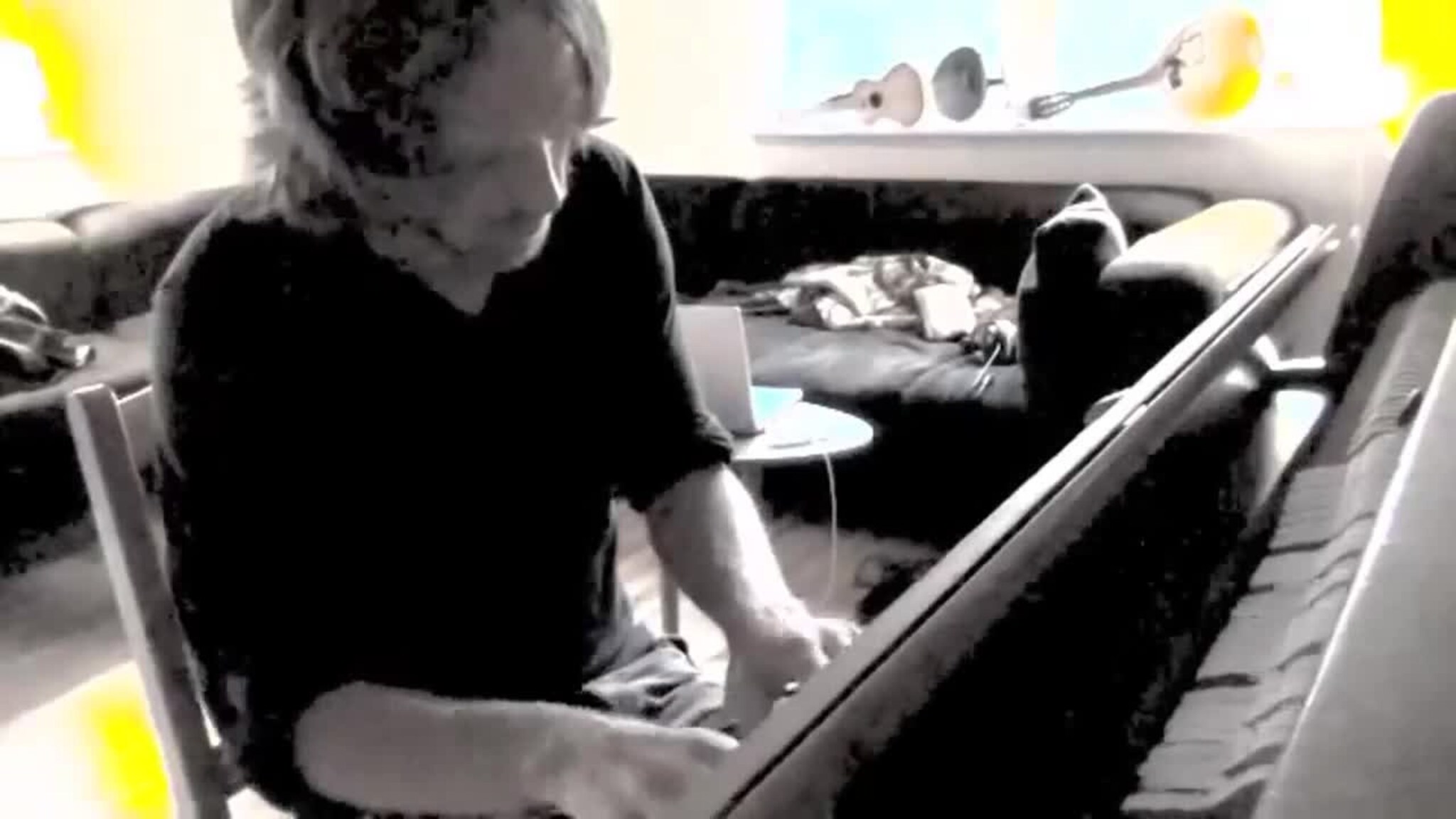 Se Tenderleaves fremføre "Guantanamo"