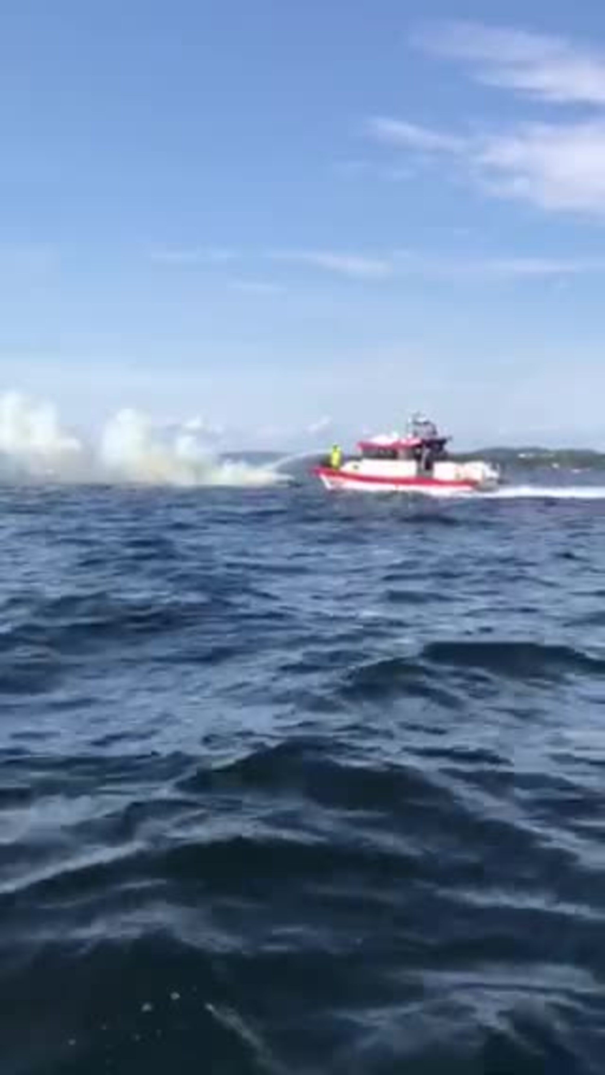 Båt brenner på Byfjorden