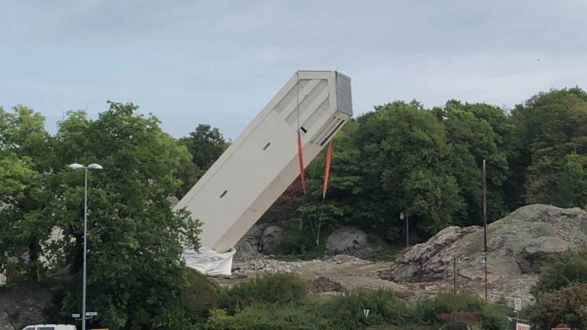 Her går kirketårnet på Flekkerøy i bakken