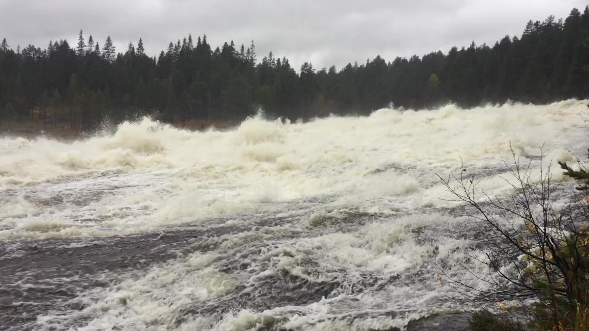 Høy vannføring i Faråni