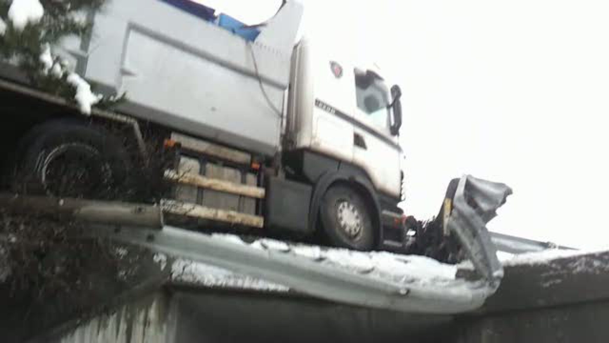 Brøytebil henger over undergang