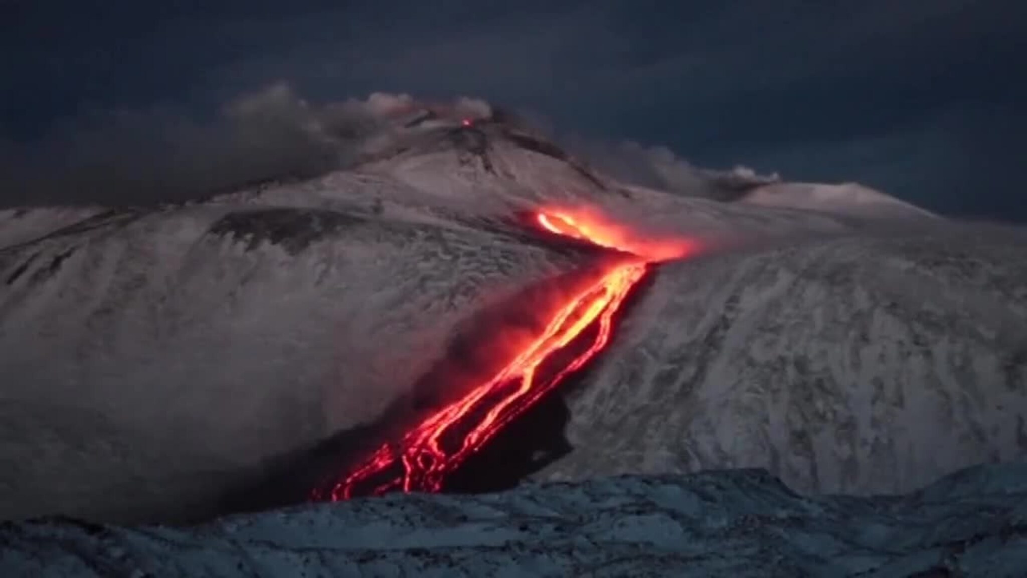 Lavaen flommer nedover Etna
