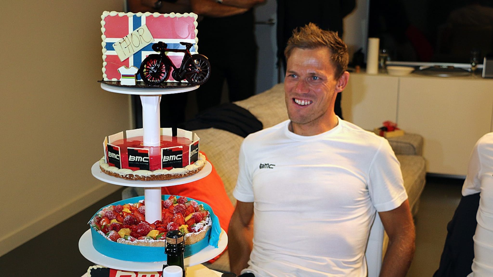 Hedret med egen Hushovd-kake
