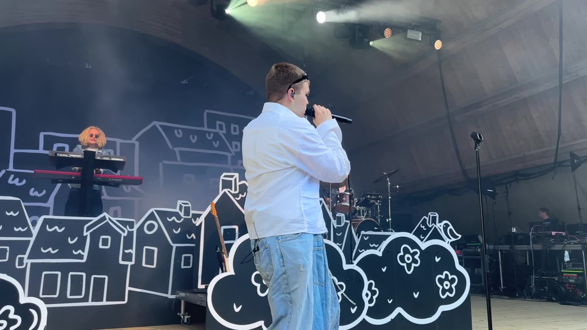Ramón synger "popstjerner" på Ravnedalen Live