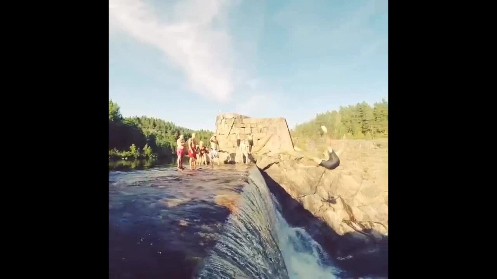 Kaster seg ut i fossefallet