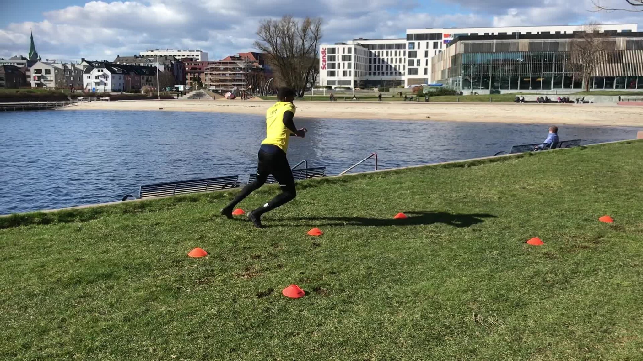 Damion Lowe trener på bystranda