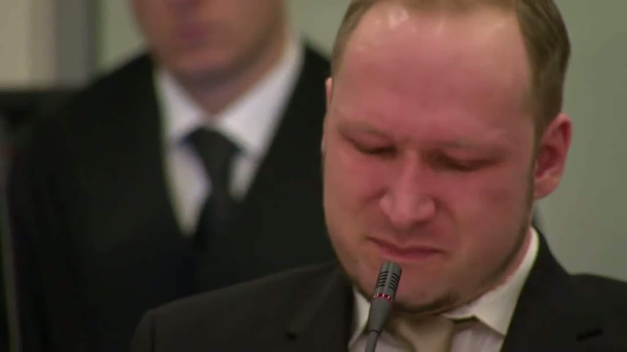 Her begynner Breivik å gråte
