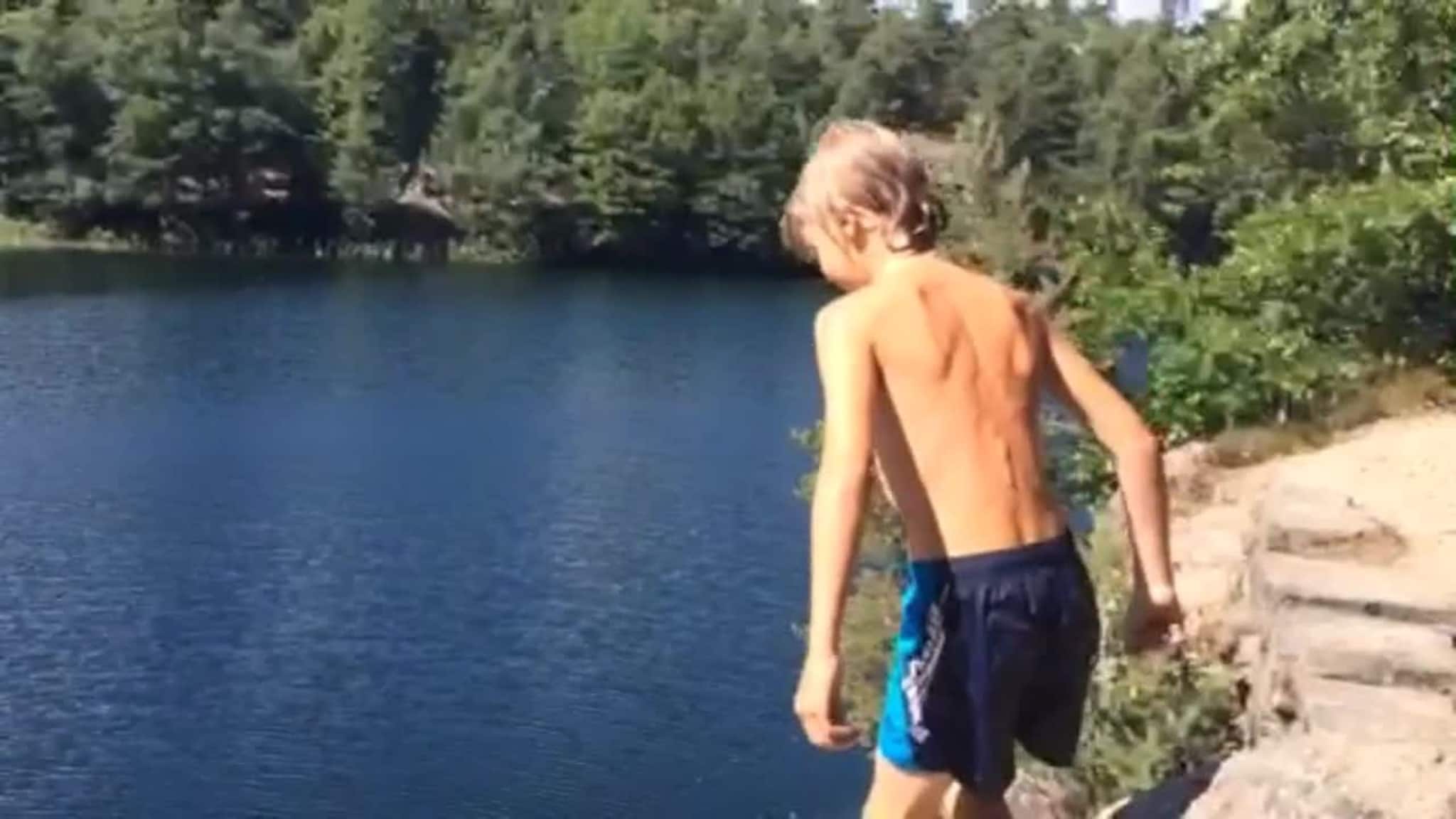 Johannes (9) kaster seg i vannet