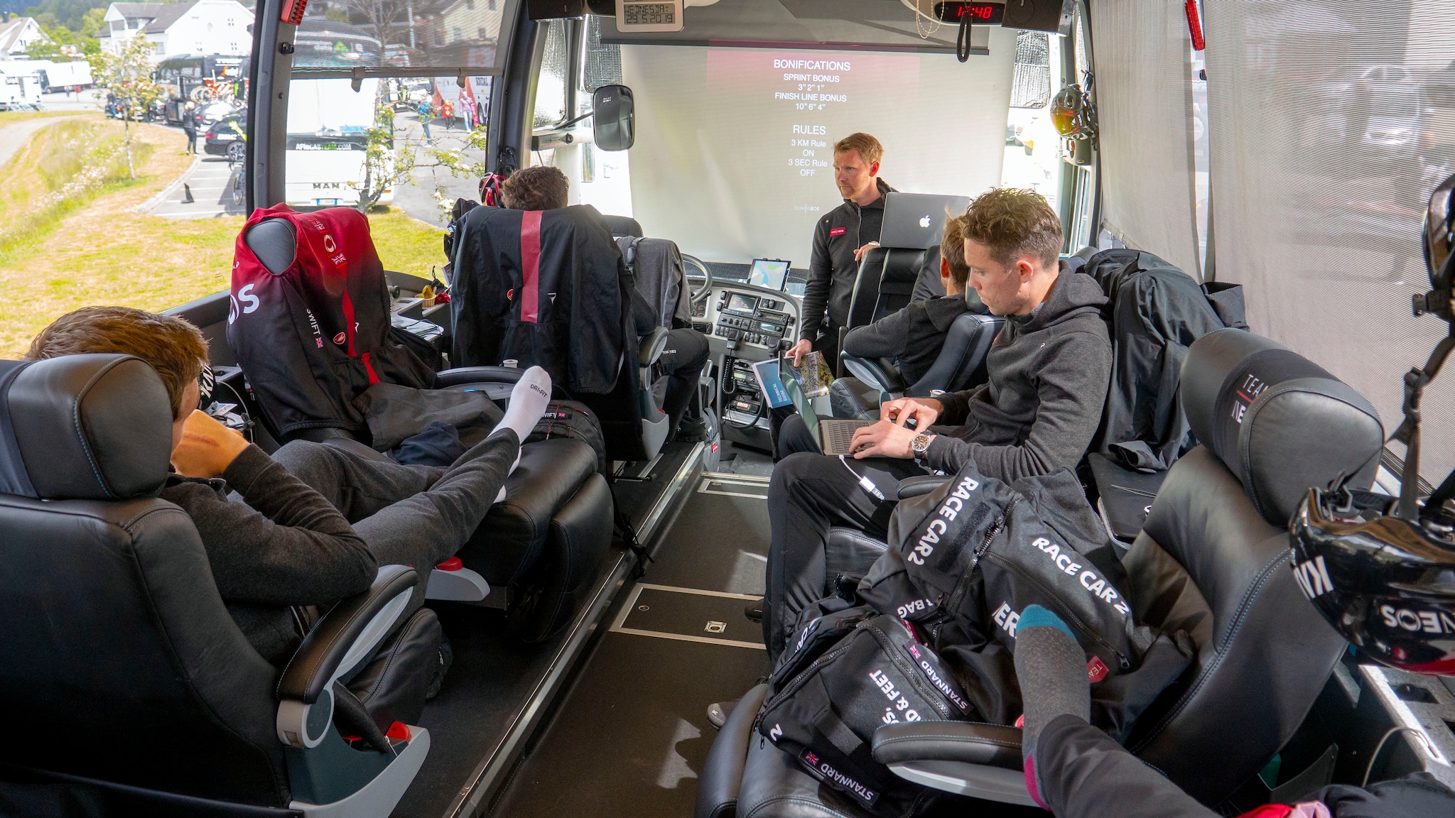 VIDEO: Bli med inn i bussen til Kristoffer Halvorsen og Team Ineos før start i Kvinesdal