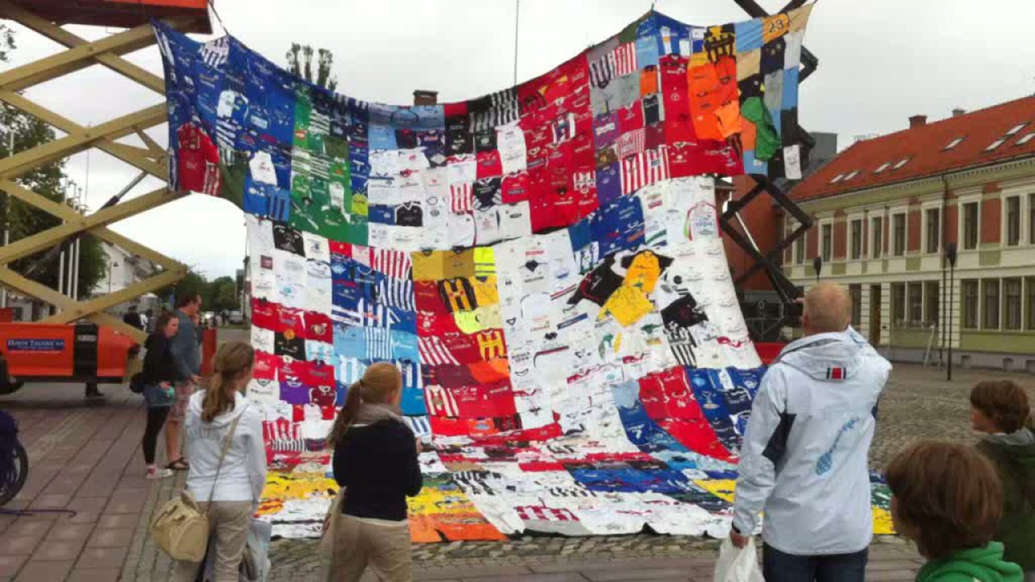 Verdens største fotballdrakt på Øvre Torv