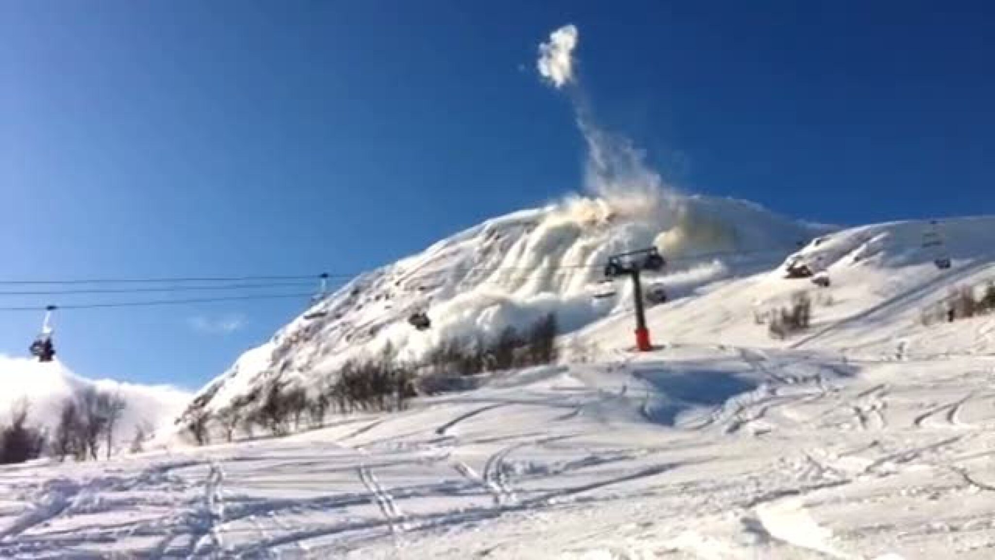 Sprengte salve med folk i heisen