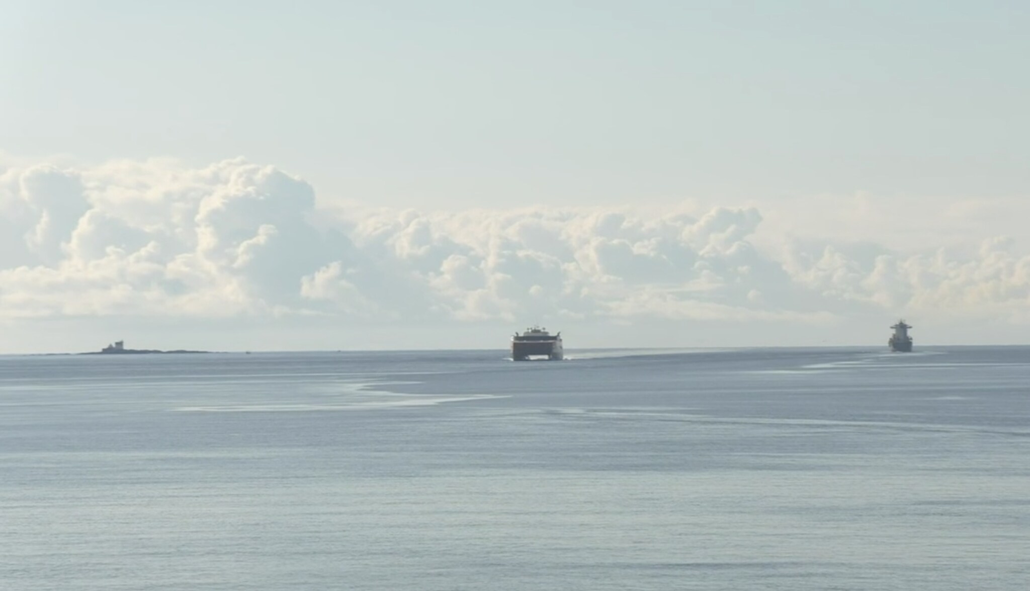 Se Fjord Lines nye katamaran Fjord FSTR på vei inn til Kristiansand