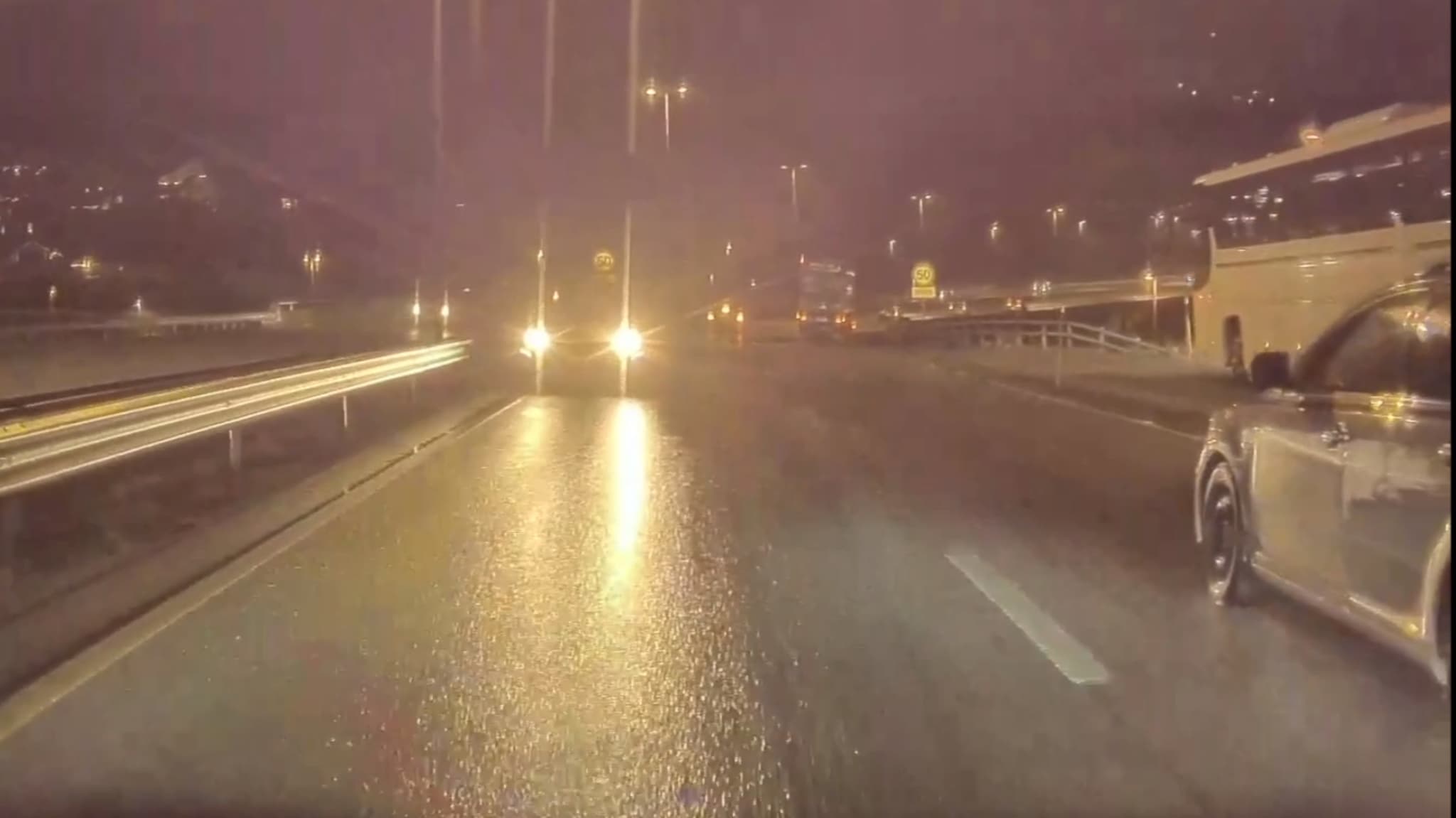 VIDEO: Bil mot kjøreretningen på E18