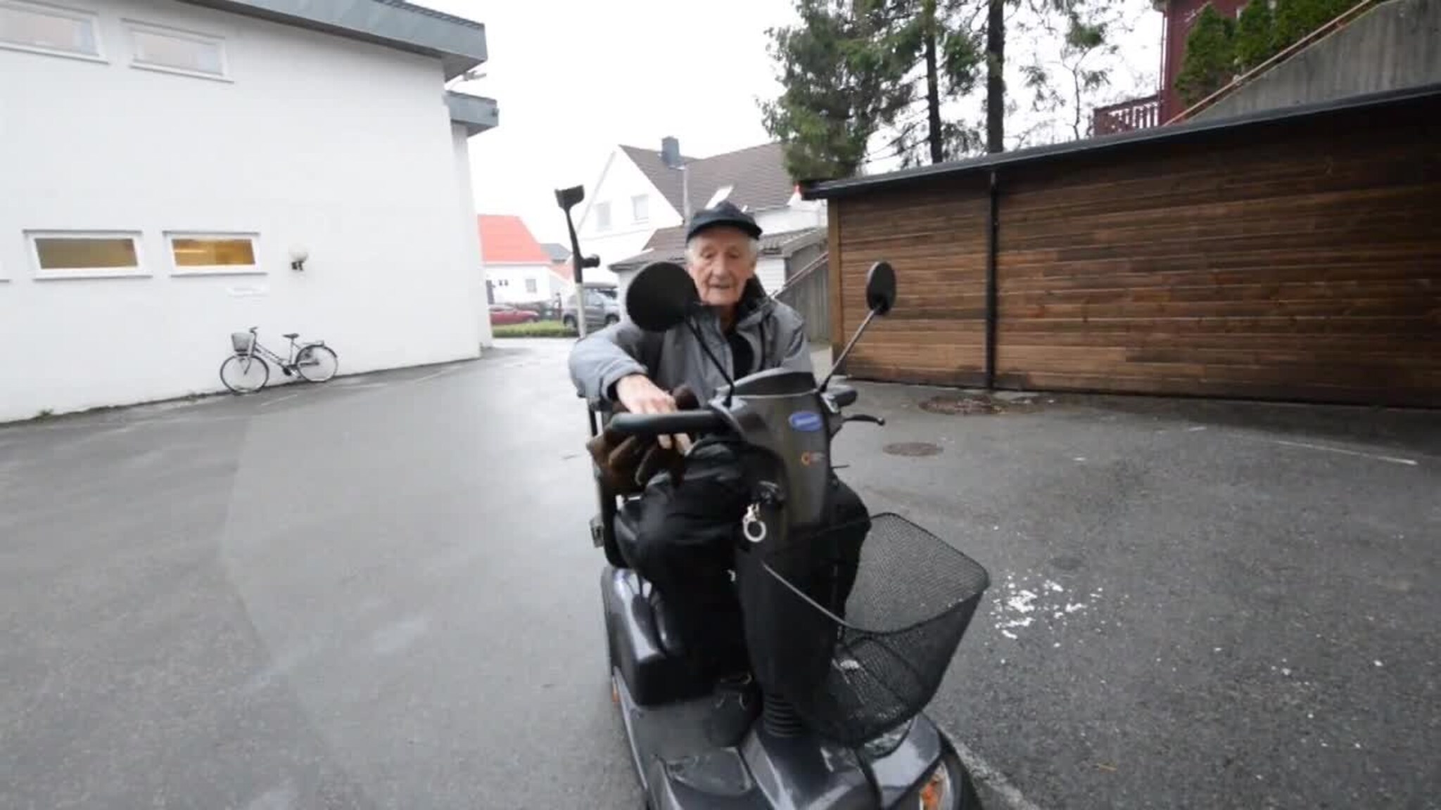 Eldre lærer om scooterkjøring