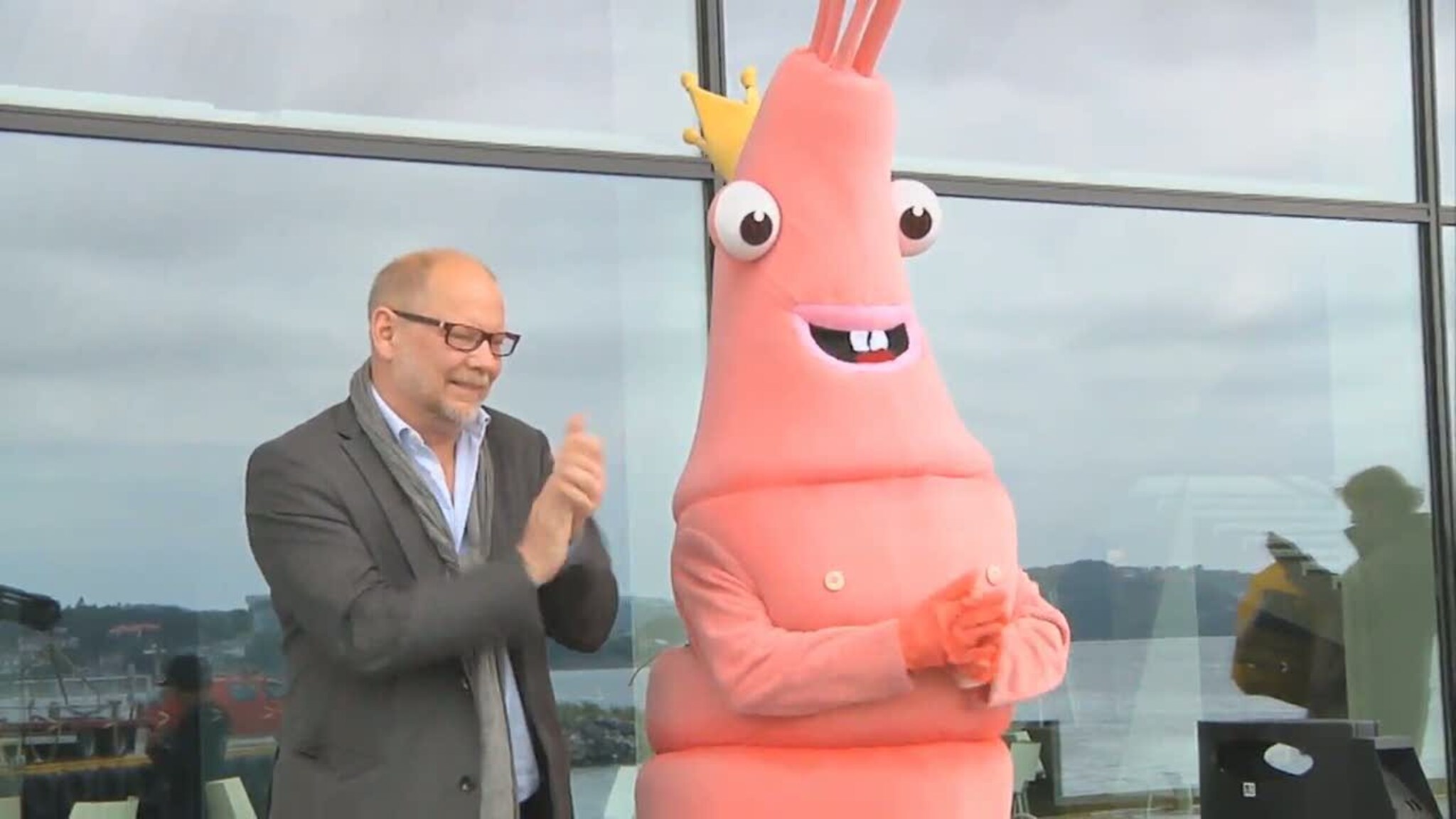 Majesteten ankommer Kilden