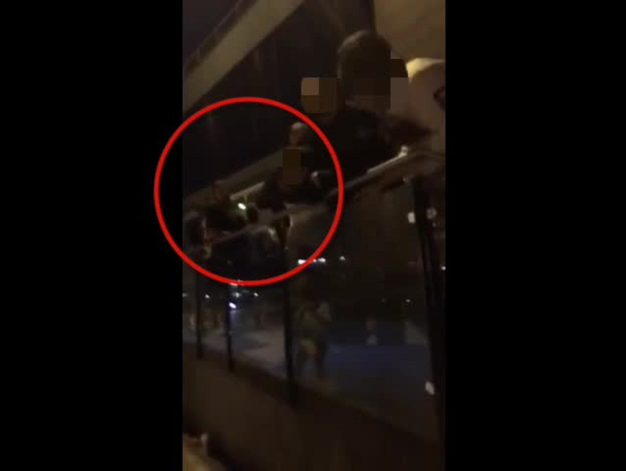 Her blir 19 åringen holdt i halsgrep