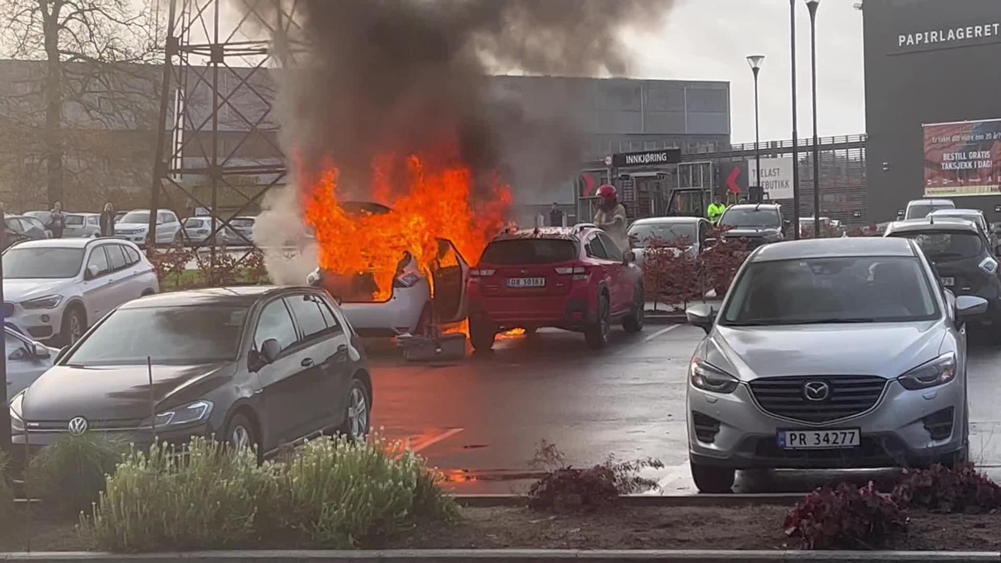 Se video av bilbrannen i næringsparken
