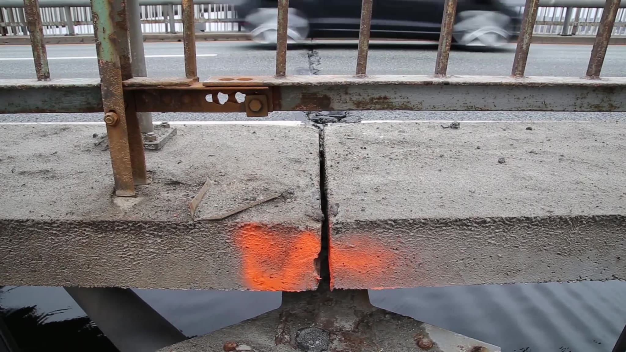 Se bevegelsene rundt fugen på Varoddbrua