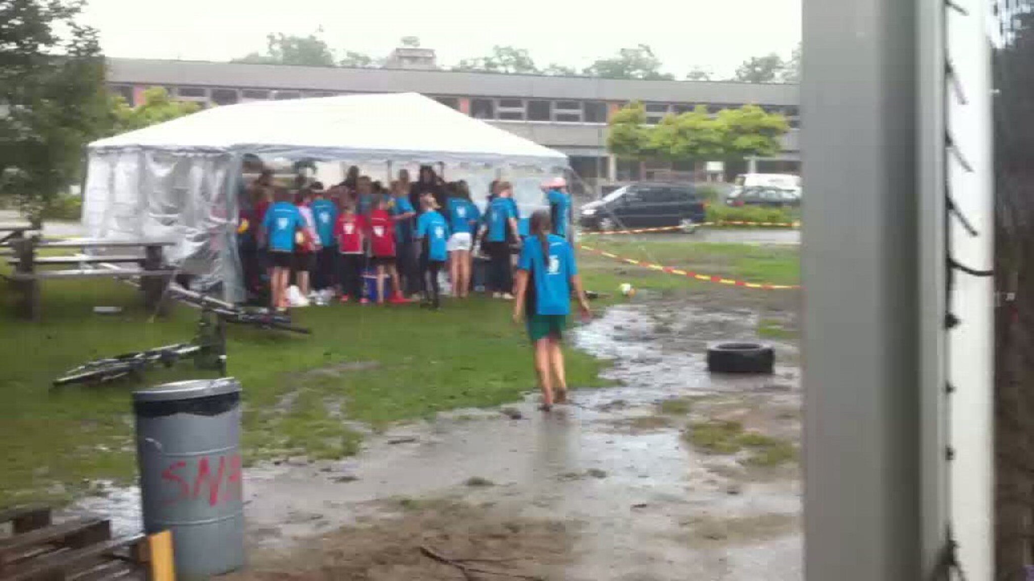 Styrtregn på sandvolleyballskole