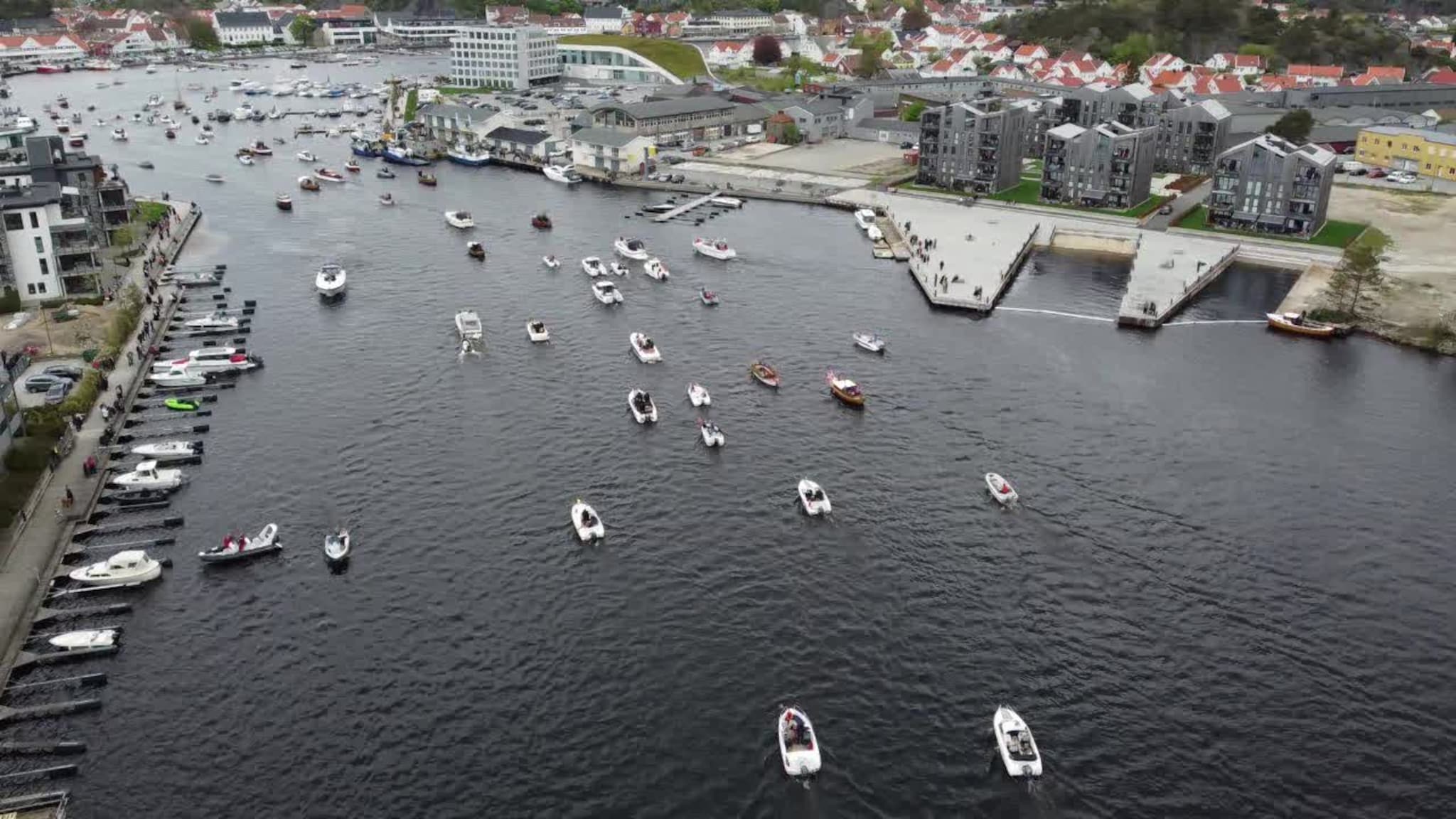 Se båtkortesjen 17. mai 2021 opp Mandalselva