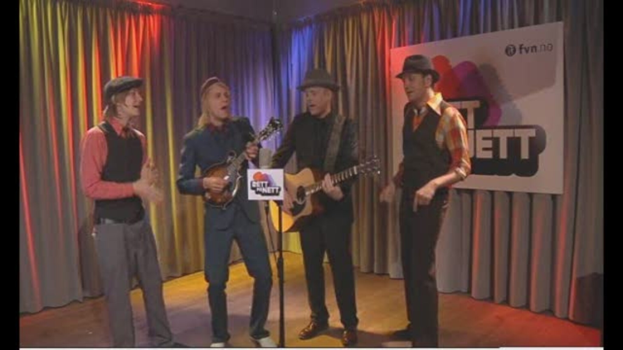 Se Violet Roads opptreden i fvn.nos Rett på nett i 2009.