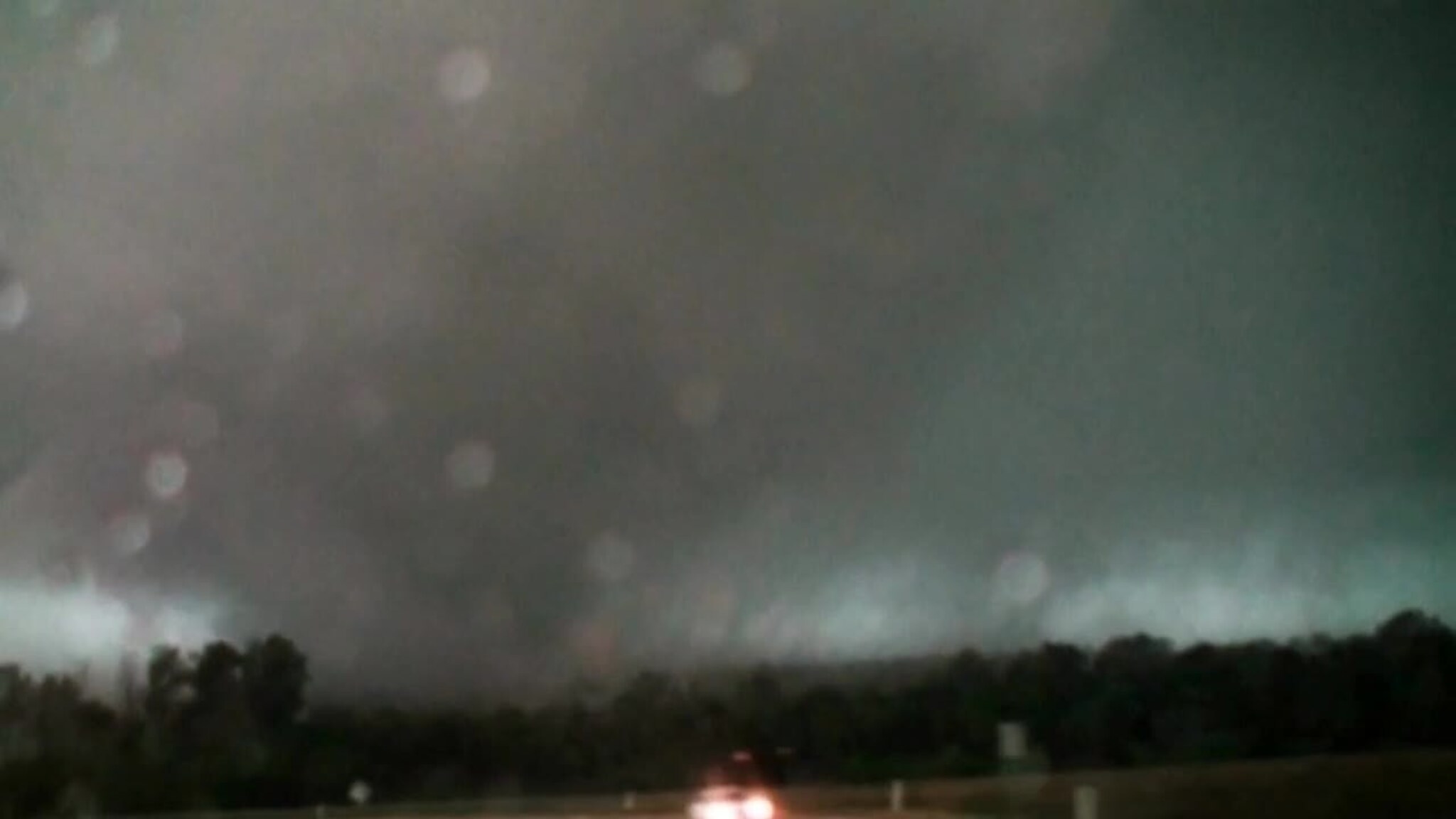 Her flykter de fra tornadoen