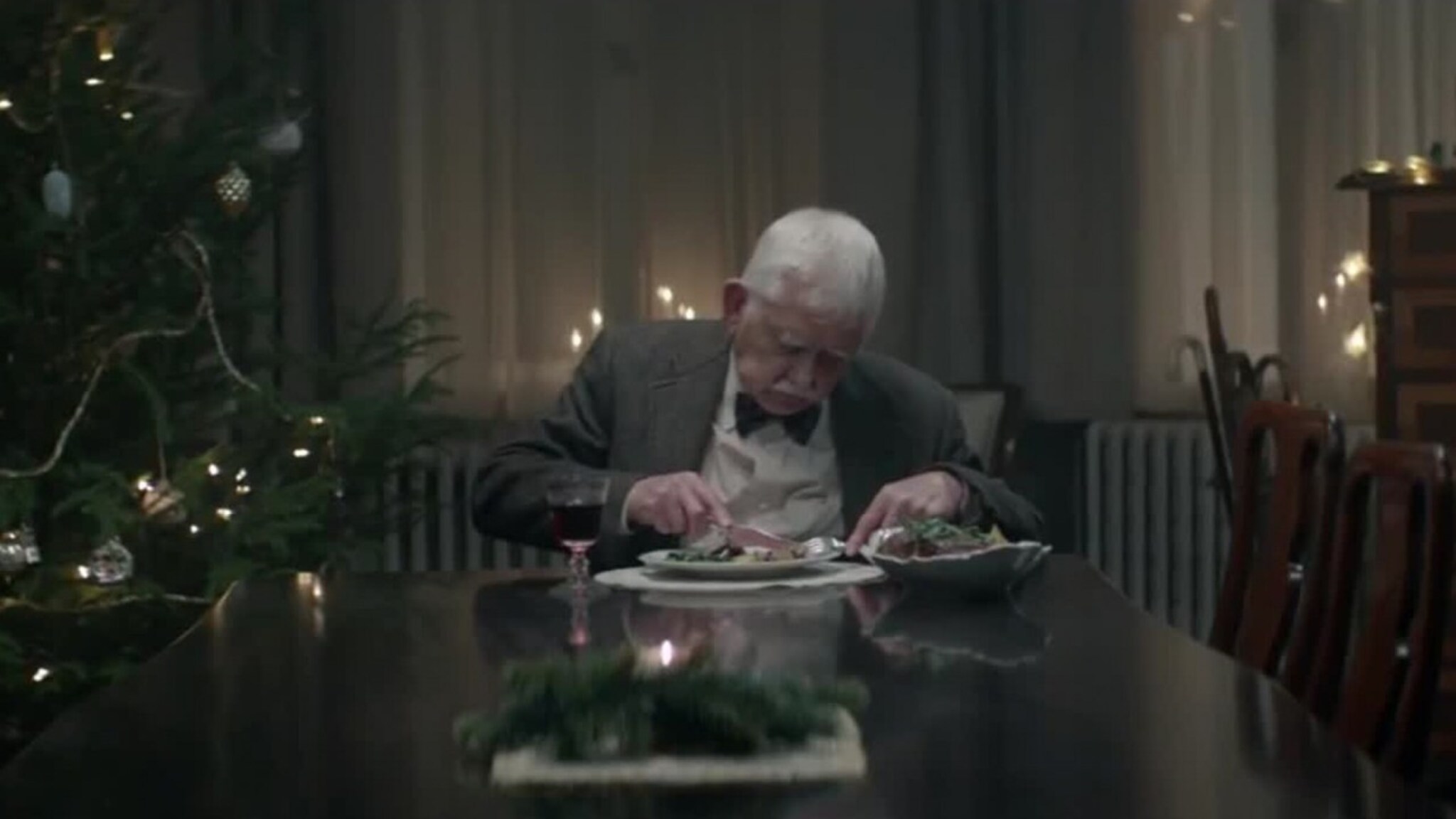 Rørende reklamevideo: Se bestefarens desperate forsøk for å treffe barnebarnet