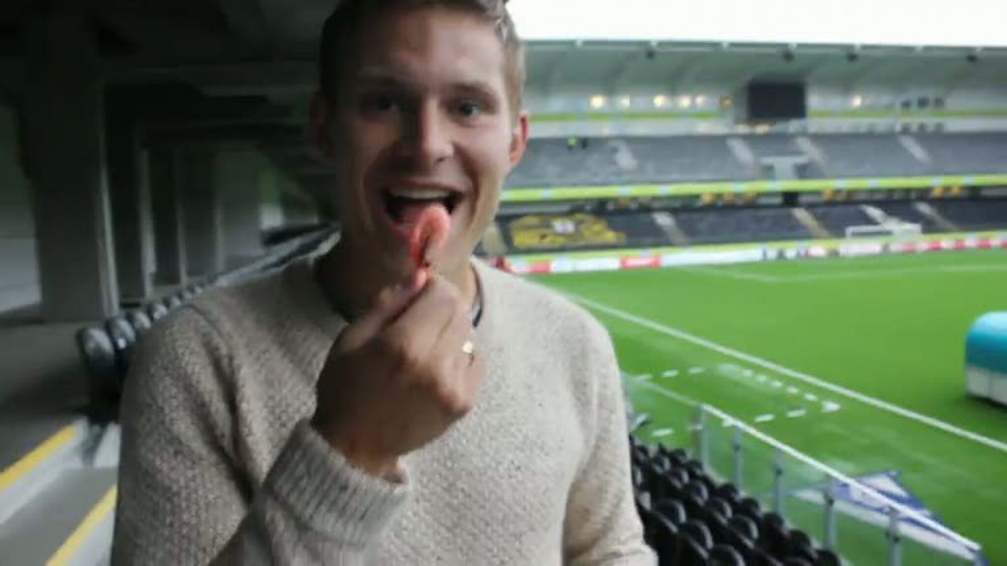 Se Vilhjalmsson spise reker med skallet på