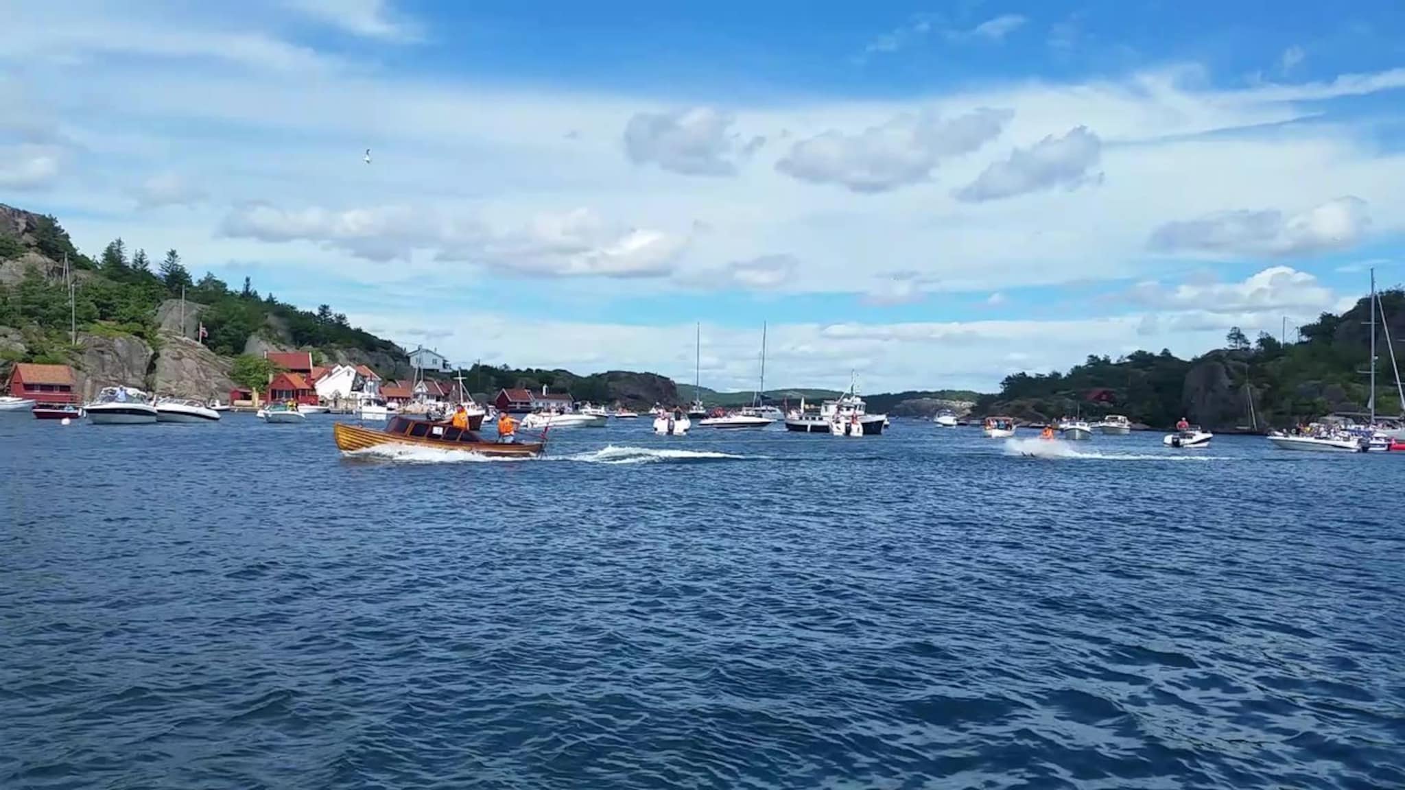Her står han på vannski bak tresjekta