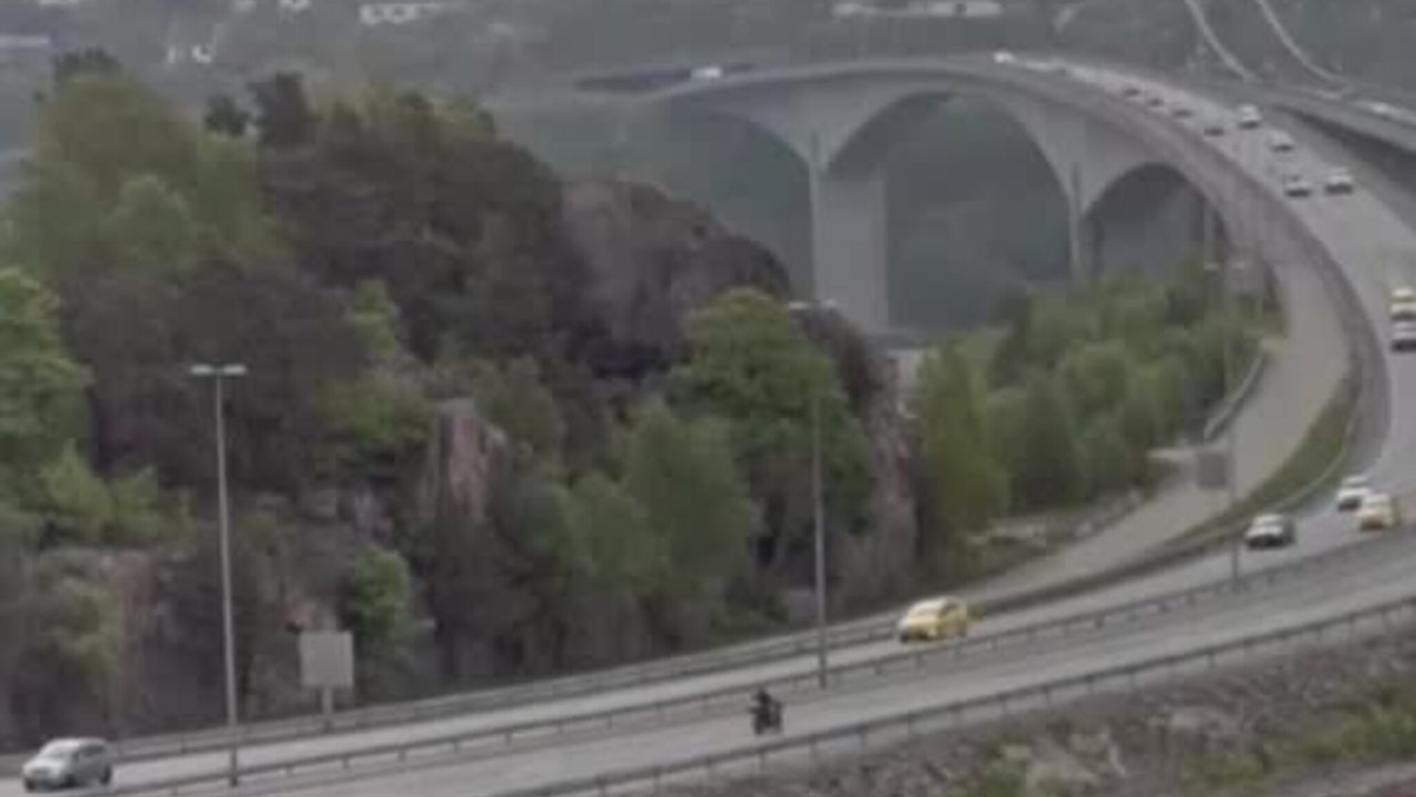 Her braser traileren inn i bilen på Varoddbroa