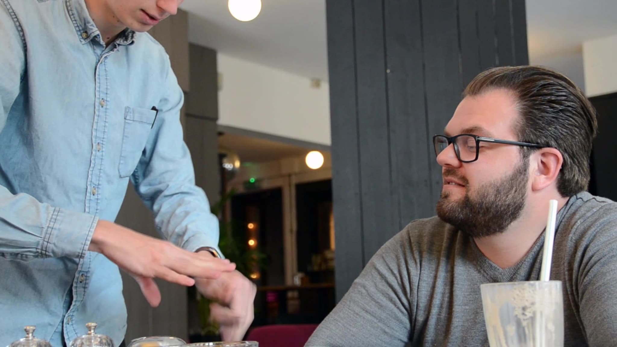 Se Fredrik Moe trylle med kort