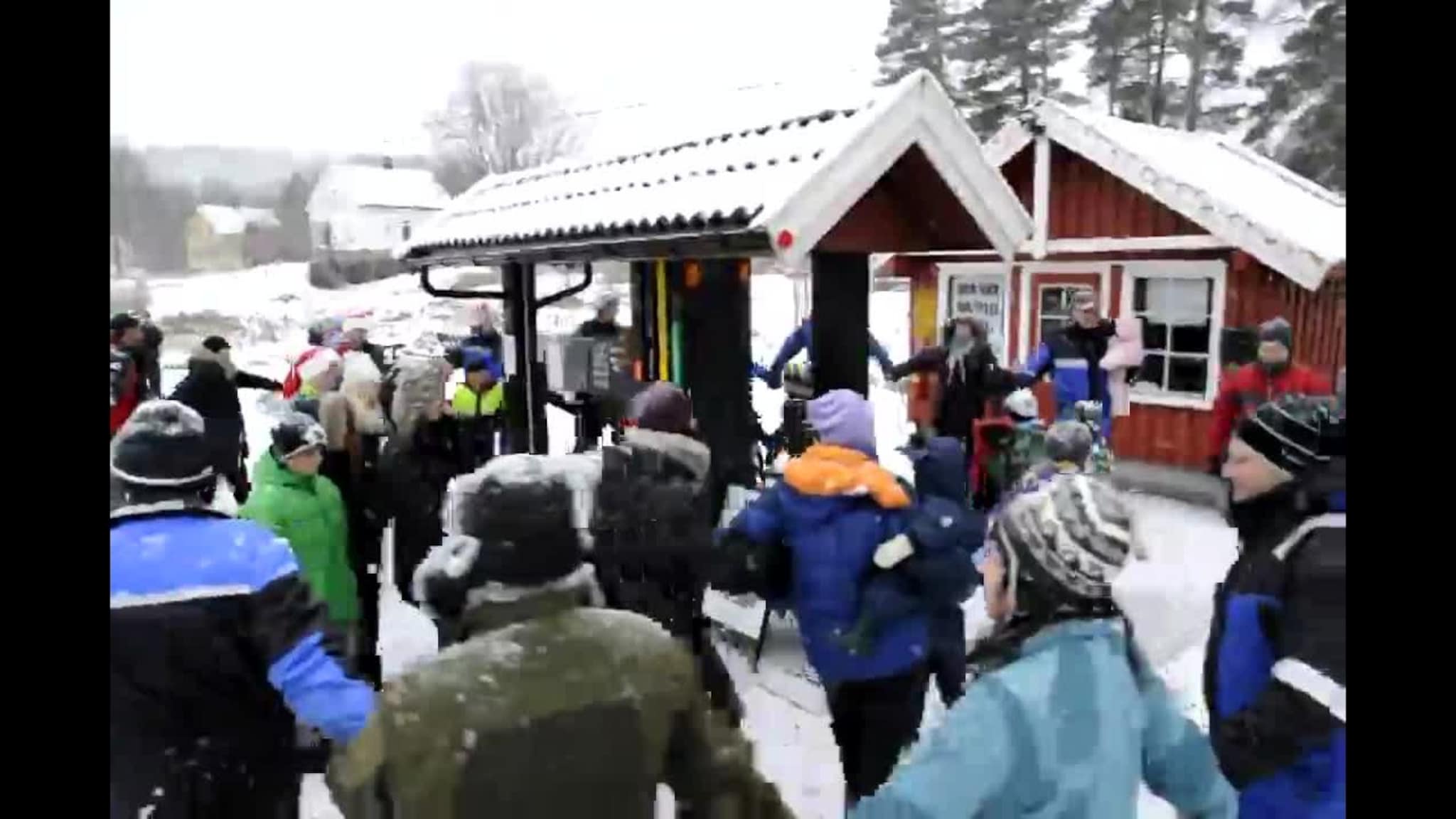 Juletregang rundt bensinpumpa