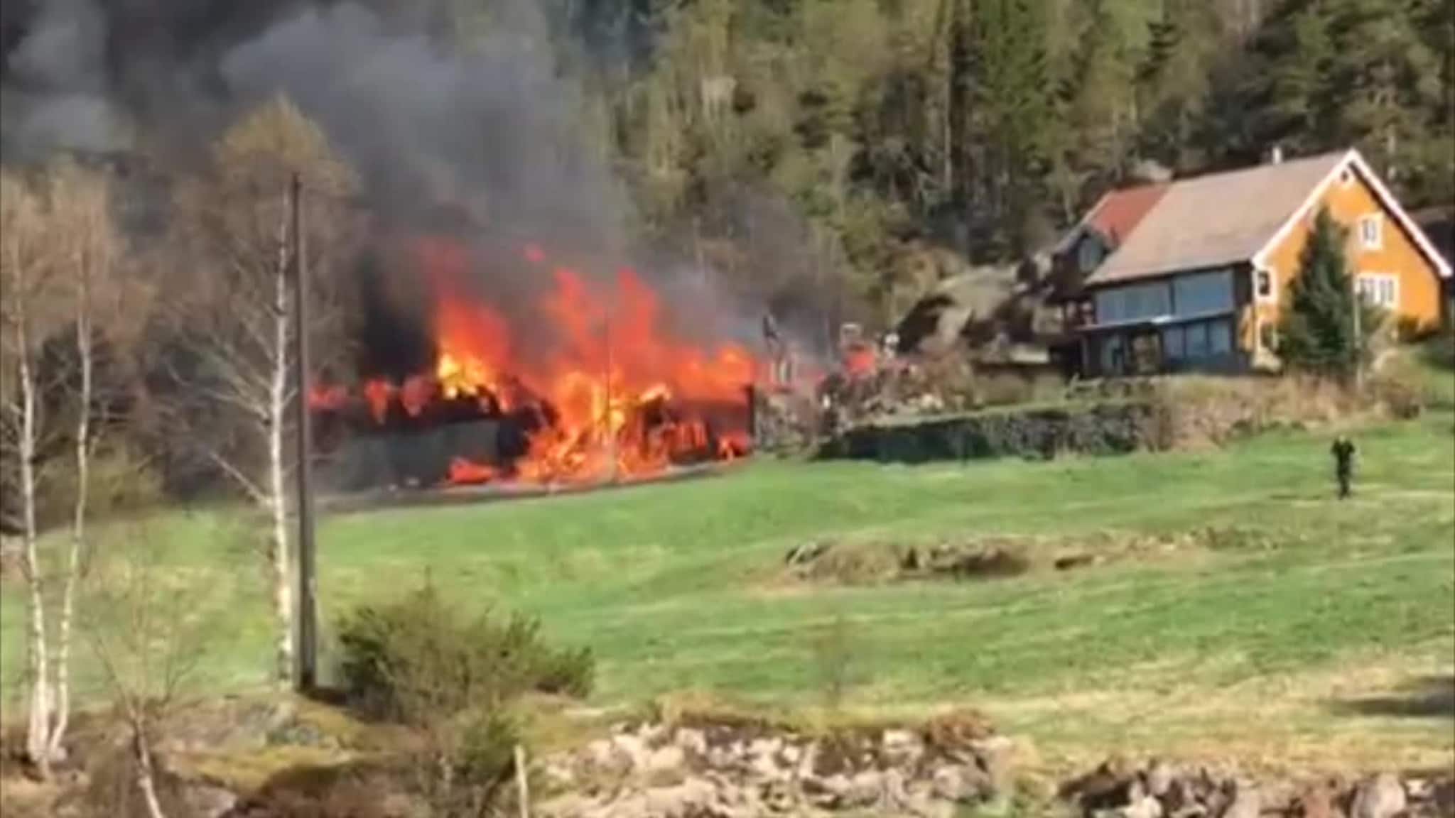 Se video av uthuset som brenner ned