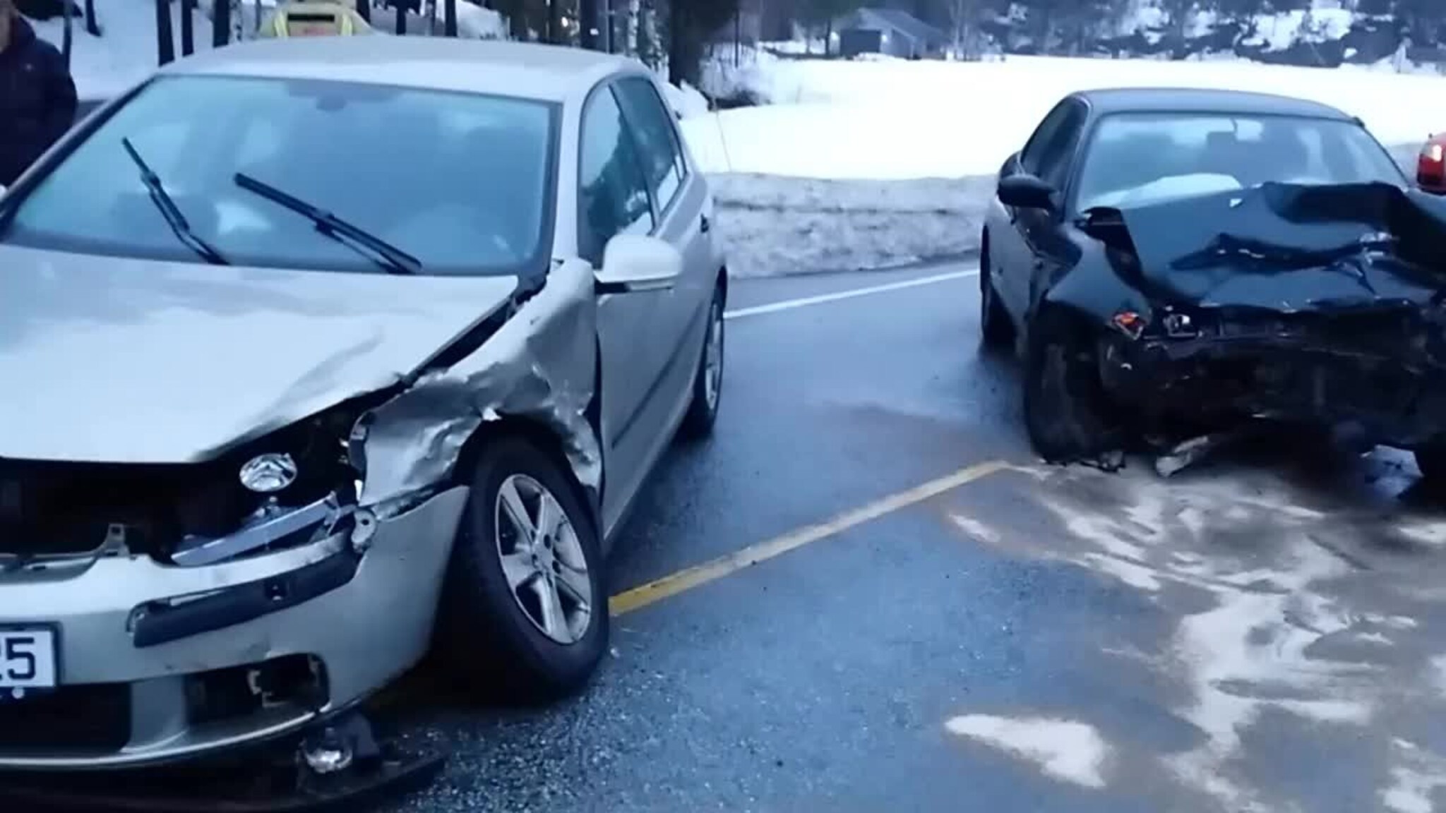To biler i kraftig frontkollisjon