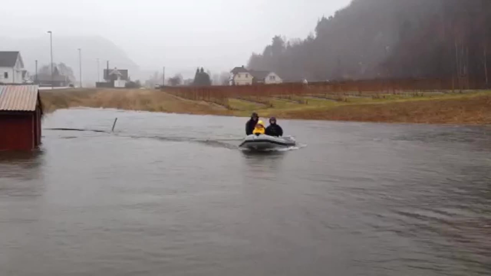 Kjørte gummibåt på åker