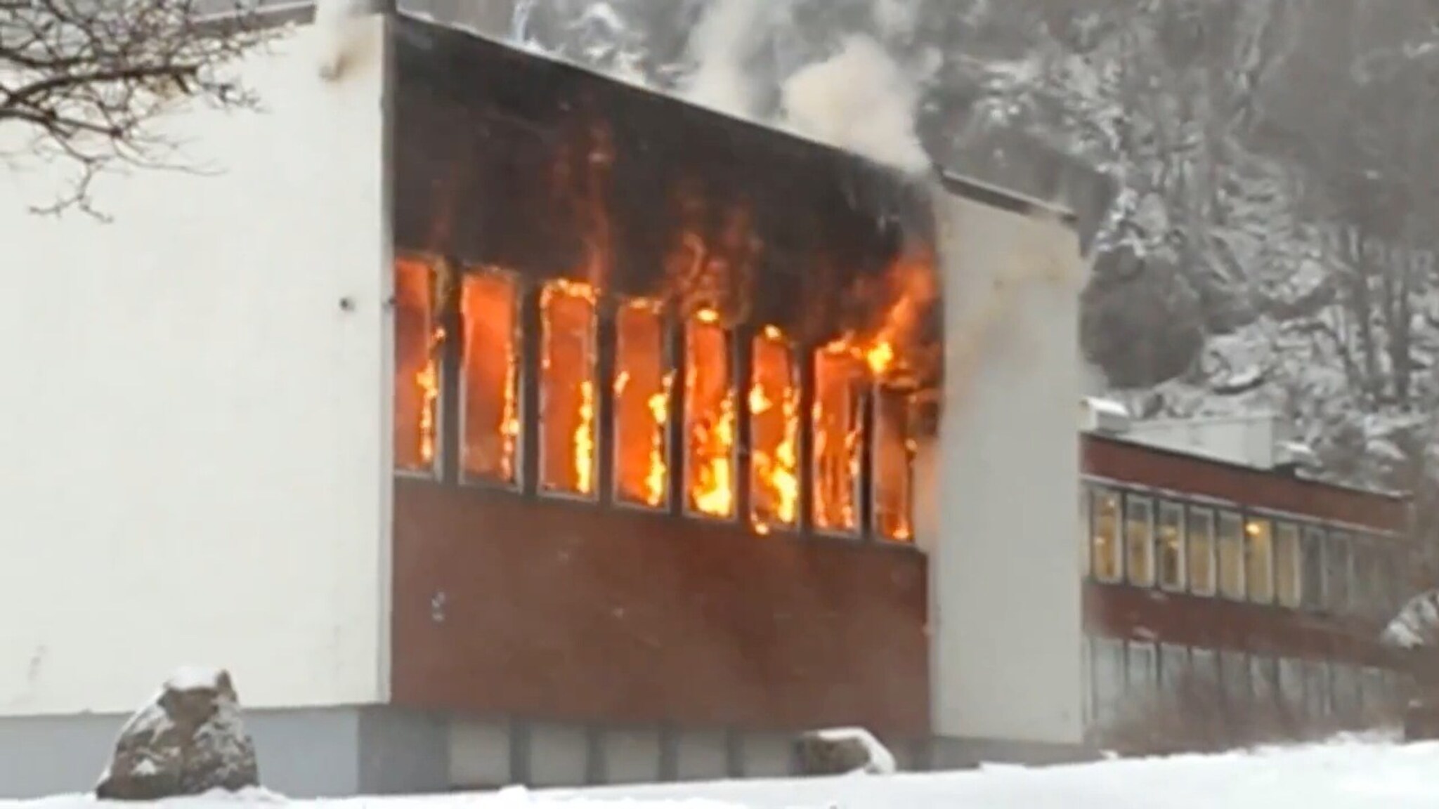 Her står flammene ut av skolen