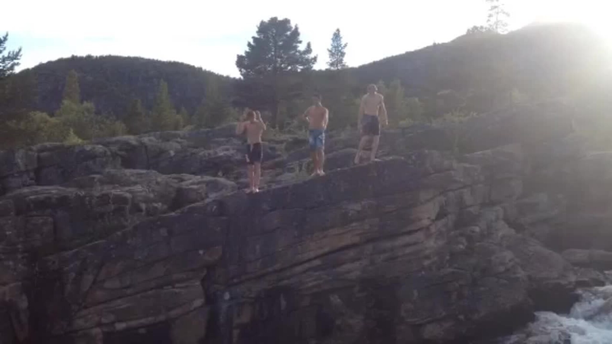 Se guttene hoppe i kulpen på Hovden