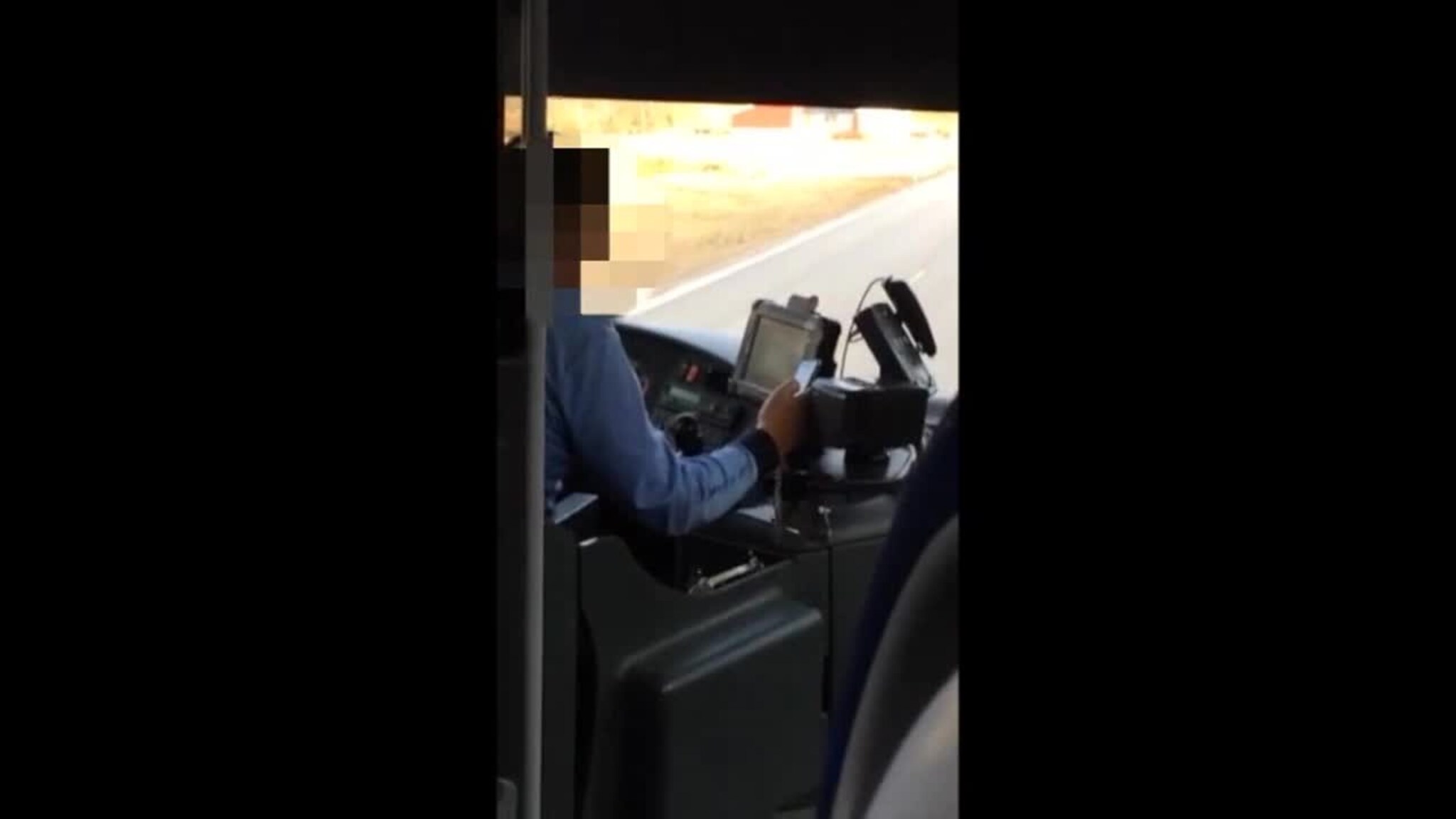 Bussjåfør tekster mens han kjører buss