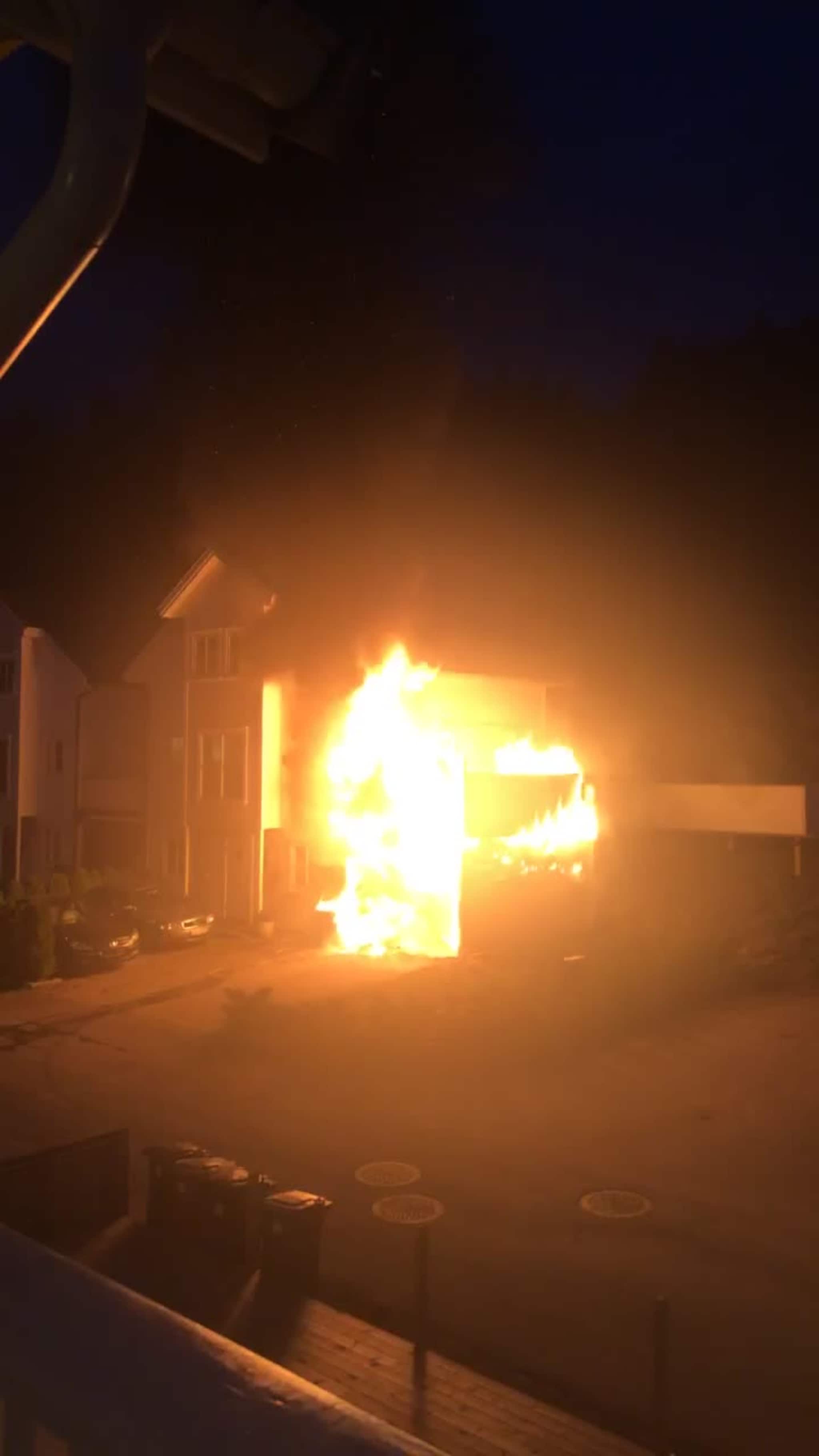 Flammene sto ut av garasje i Søgne