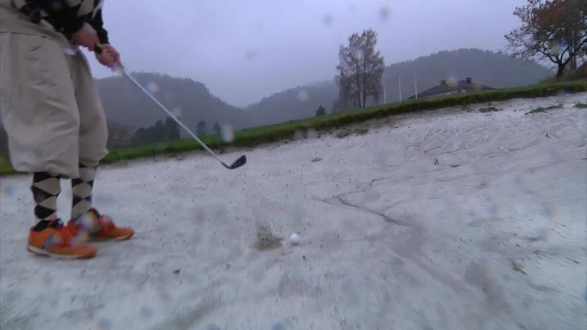 Mikael og Oddfinn slår hull i golfbanen