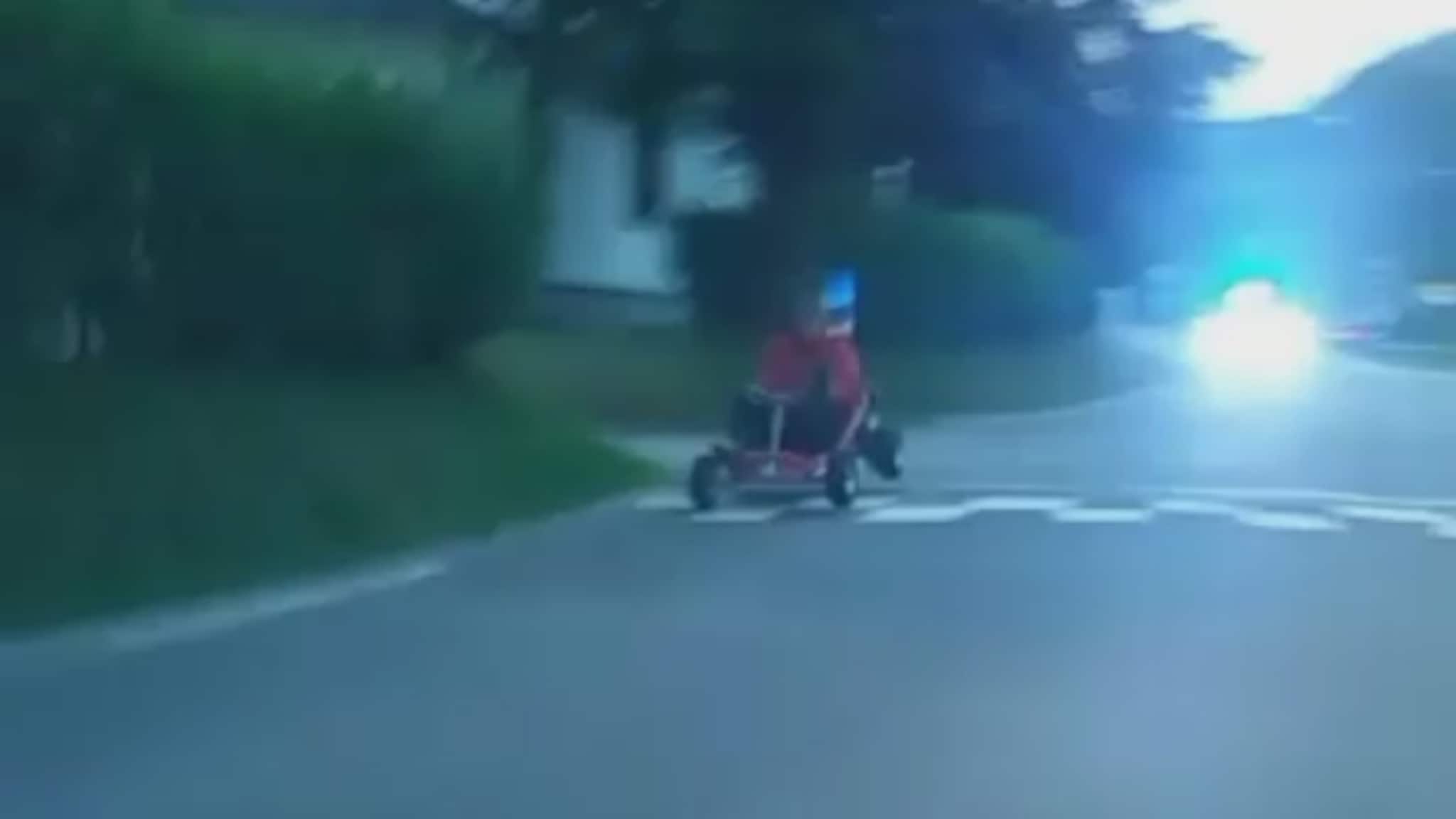 Se gokarten stikke fra politipatruljen