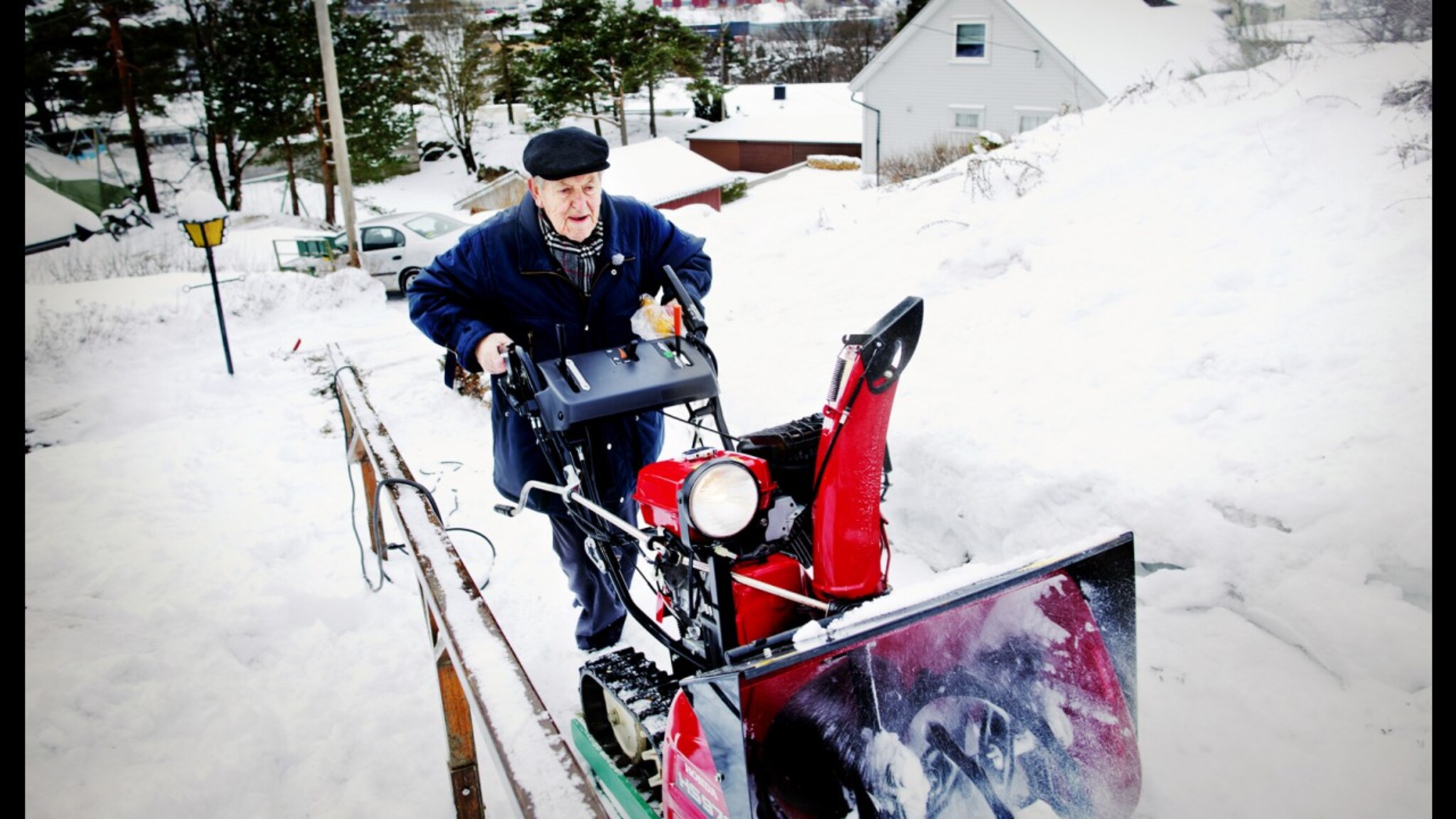 Måker vekk snø med egen oppfinnelse