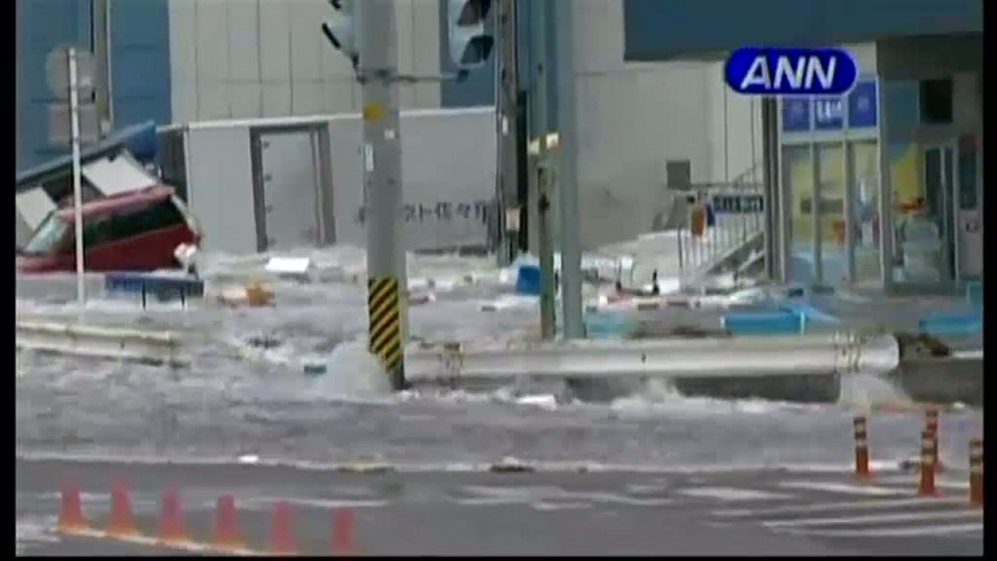 Forsøker å kjøre fra bølgene