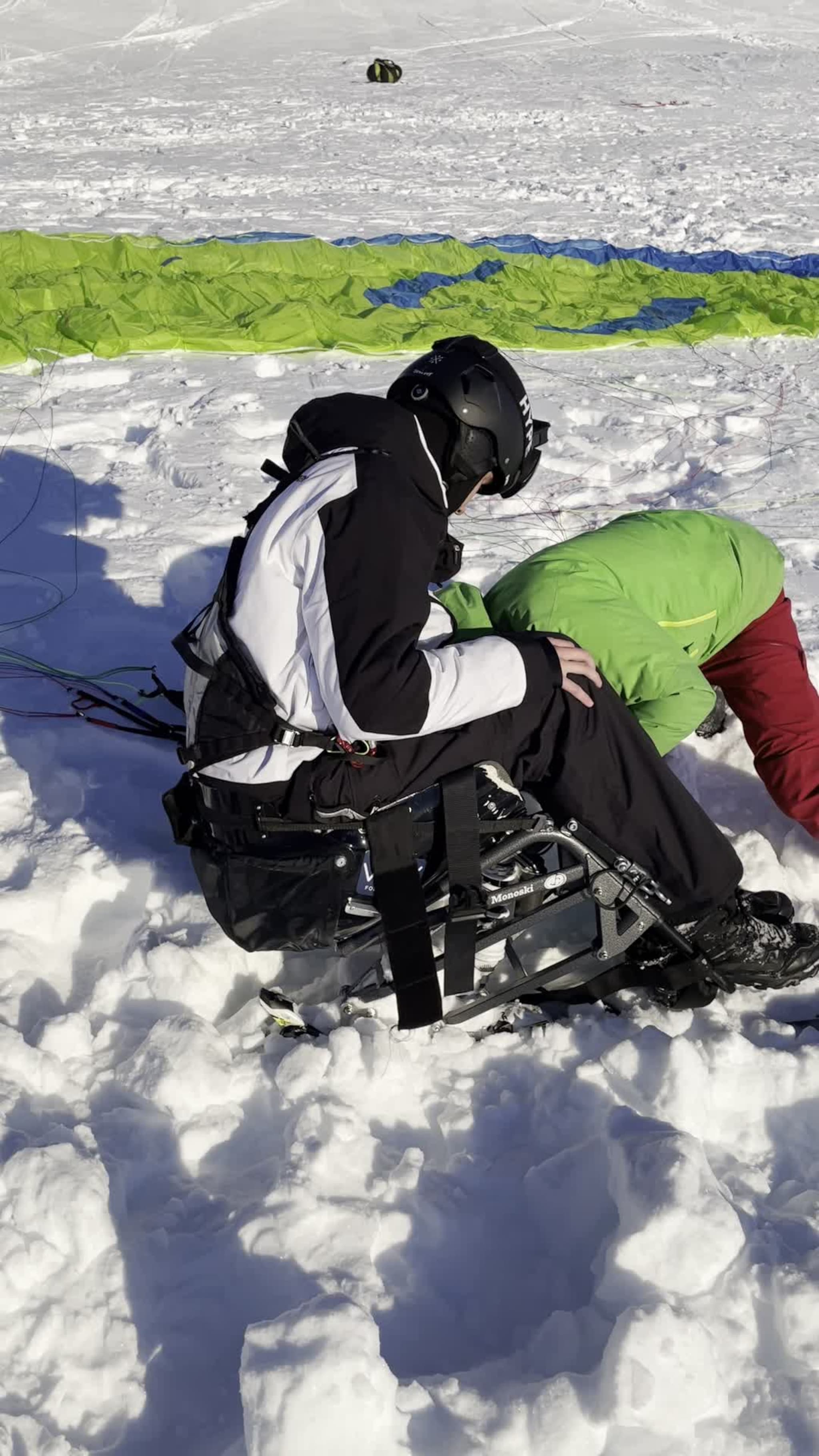Magnus Breen paraglider med sitski