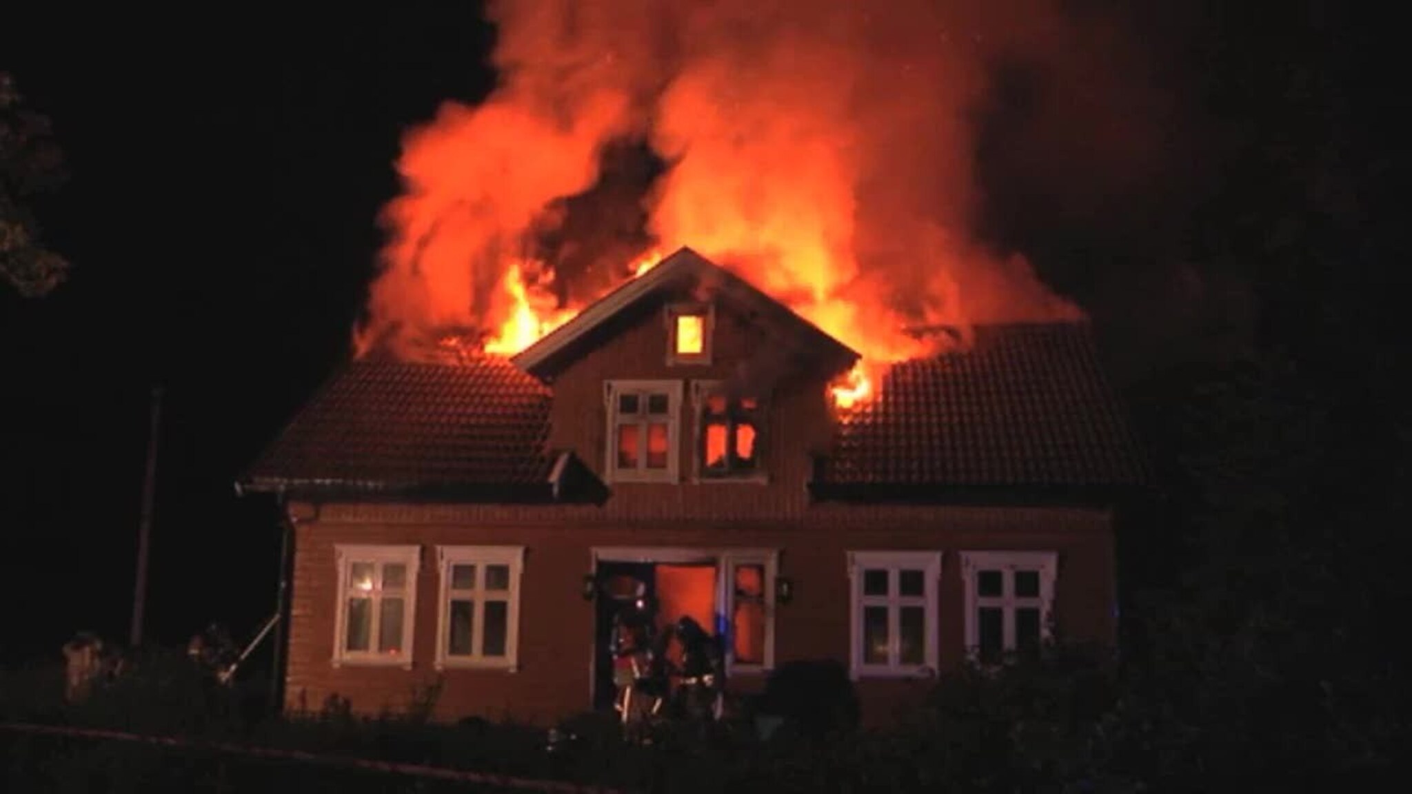 Hus totalskadet i brann
