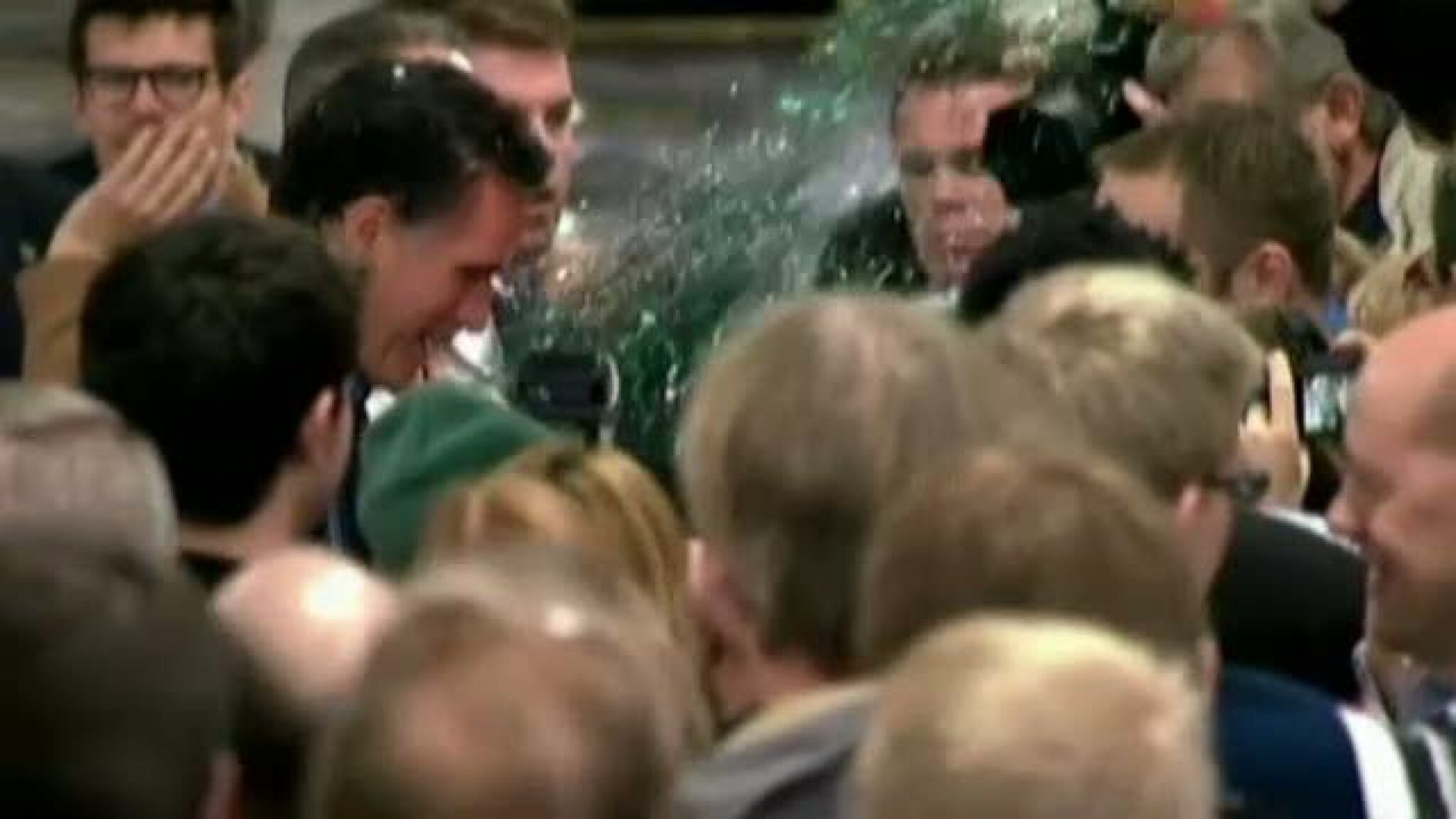 Romney angrepet med glitter