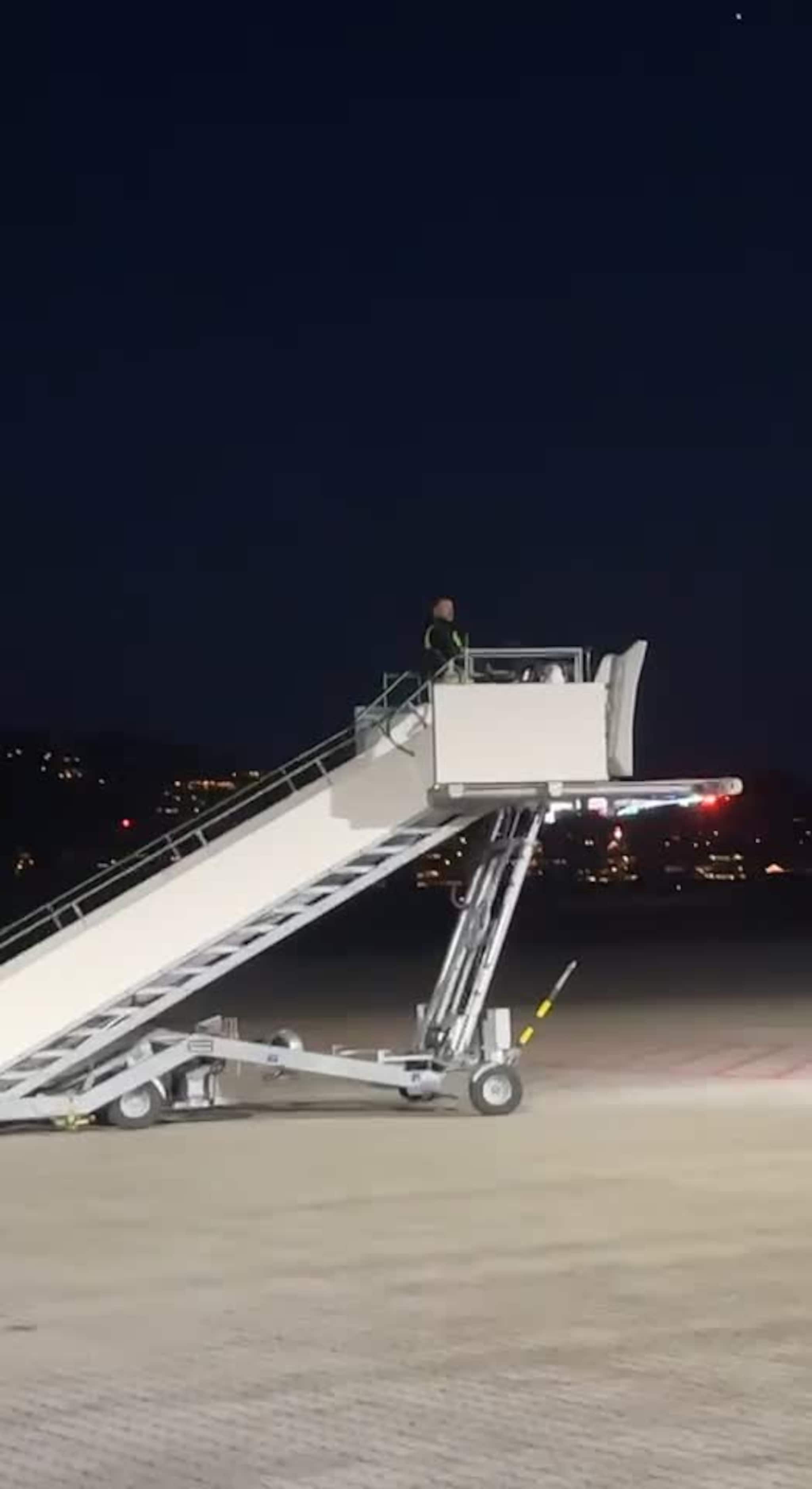 Hør flyarbeideren synge O helga natt