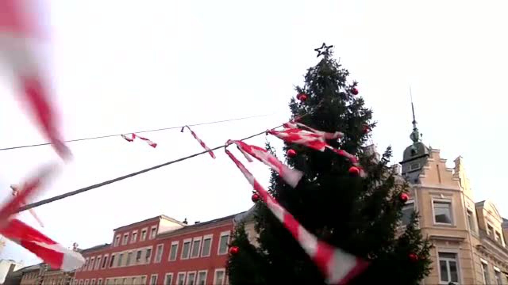 Vinden herjer med julegrana i Kristiansand