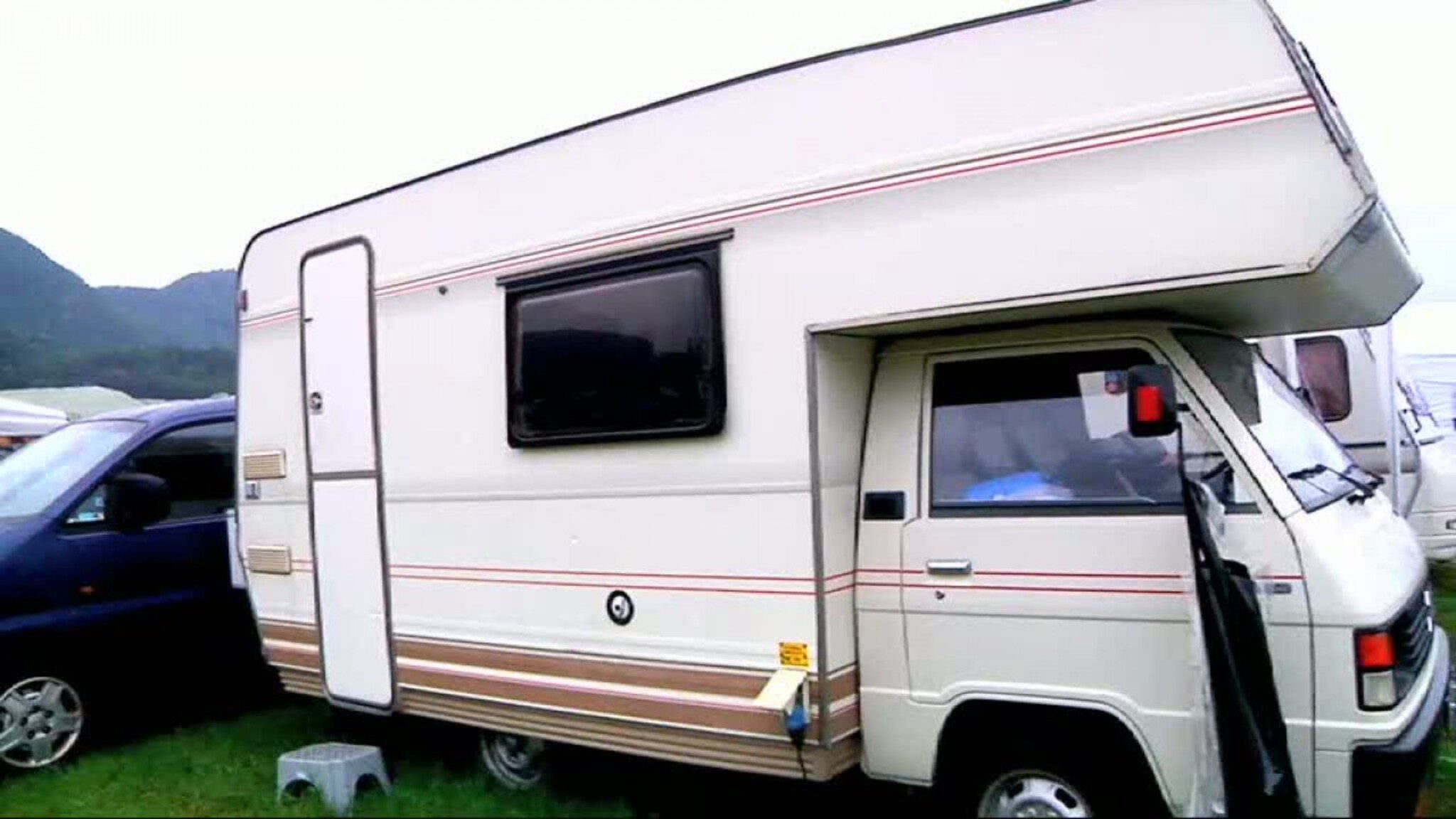 Folk står i kø for å se denne bobilen